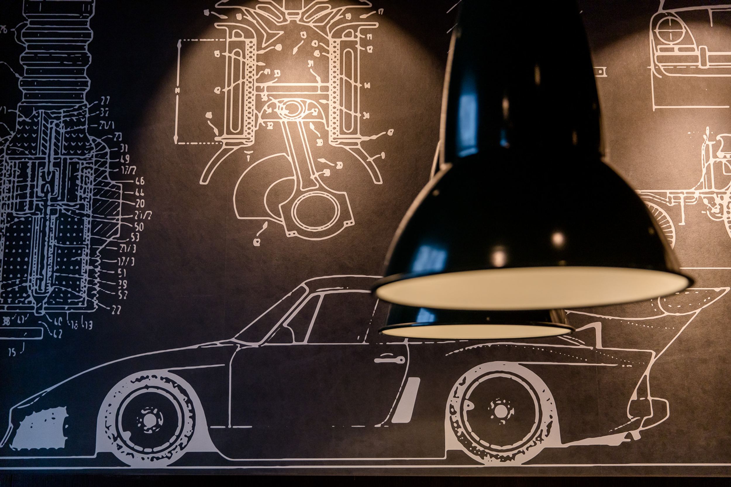 Hotel Stuttgart Feuerbach Motel One Detailaufnahme Wandbild und schwarze Lampe
