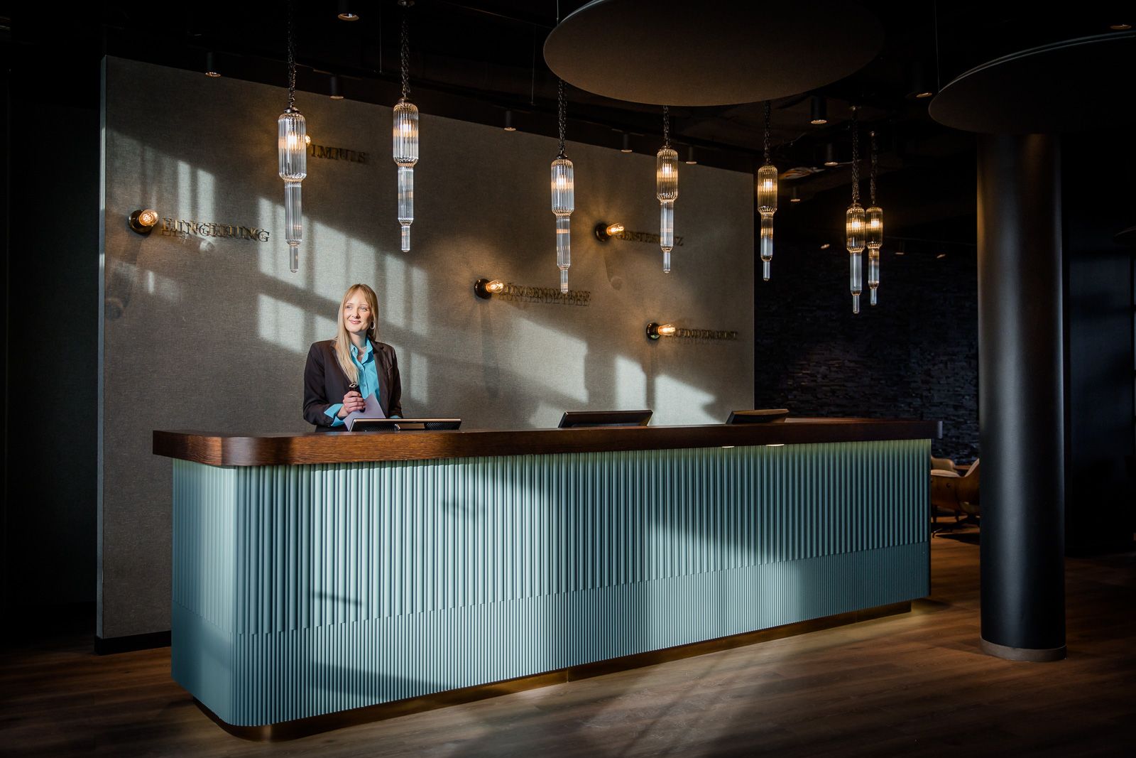 Hotel Stuttgart Feuerbach Motel One Rezeption mit Mitarbeiterin