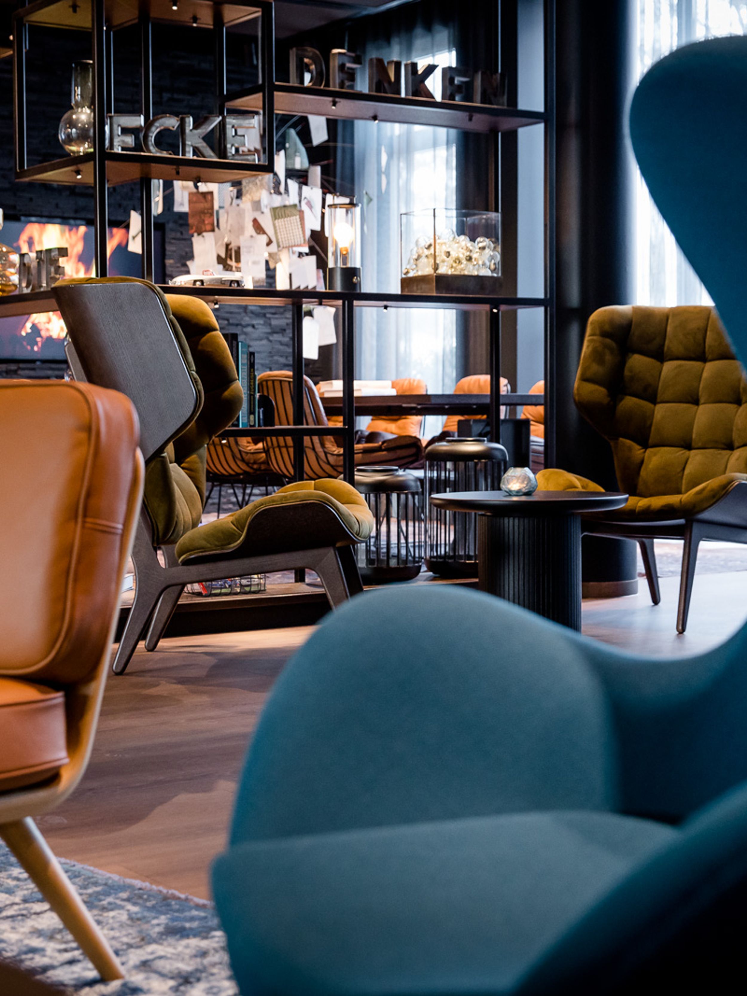 Hotel Stuttgart Feuerbach Motel One Lounge mit Sesseln und Stühlen
