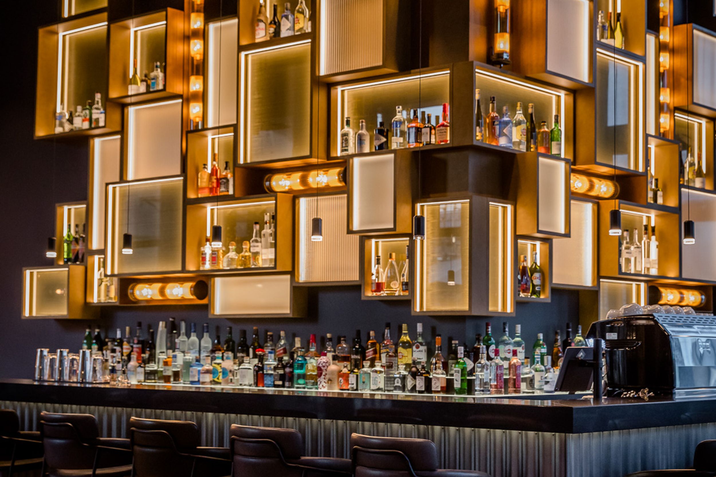 Designhotel Stuttgart Feuerbach Motel One Barbereich mit Barhockern