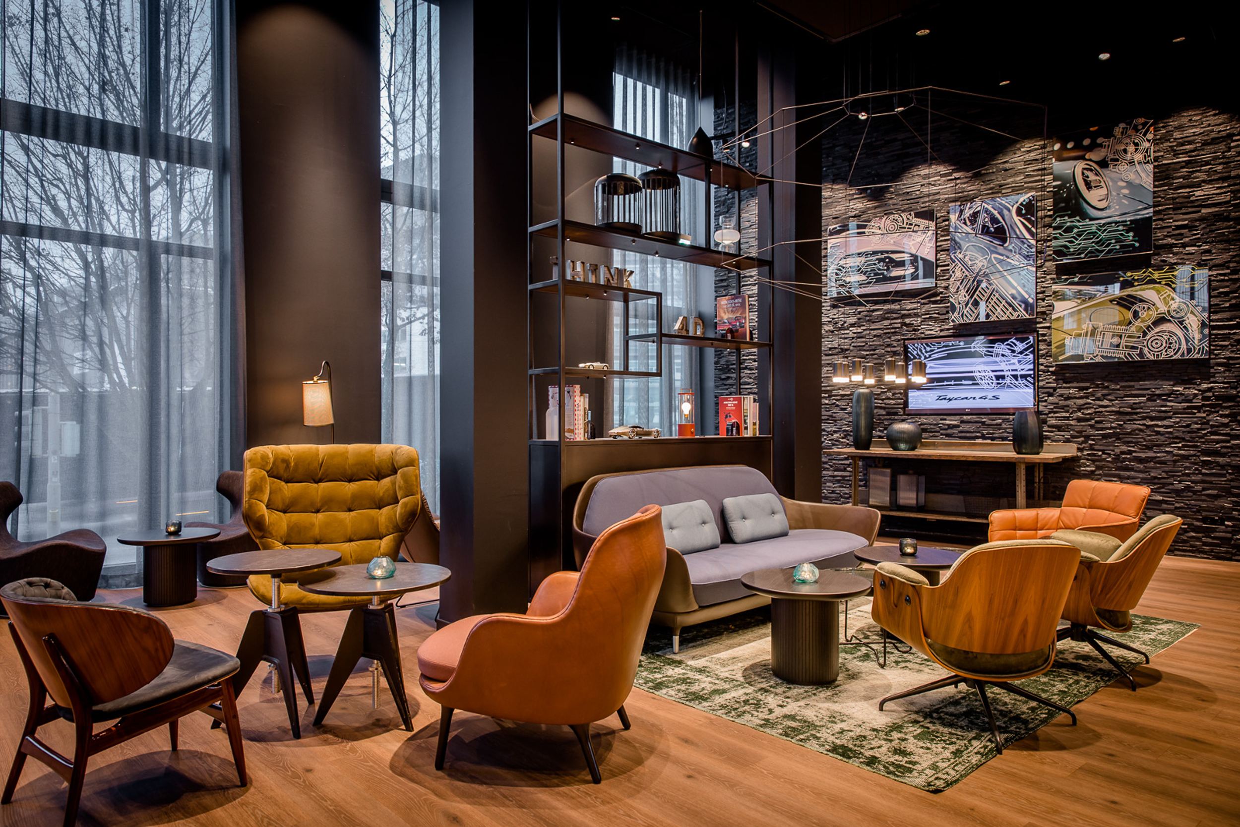 Hotel Stuttgart Feuerbach Motel One Lounge mit Sesseln und bodentiefen Fenstern