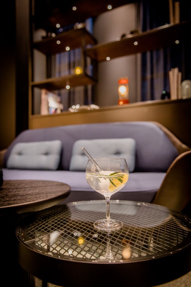 hotel Stuttgart Feuerbach Motel One glas filled with gin
