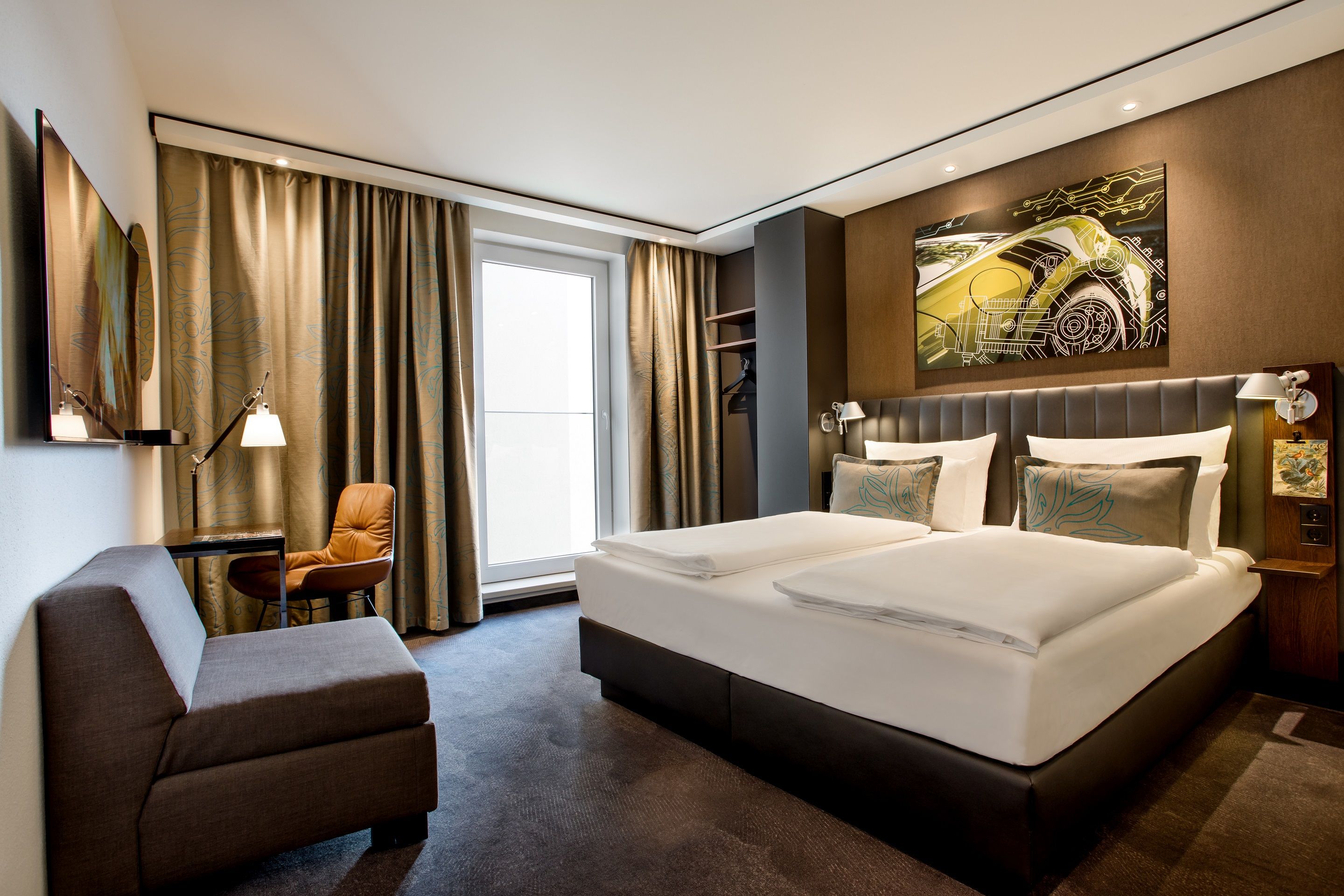 Hotel Stuttgart Feuerbach Motel One lichtdurchflutetes Zimmer mit Doppelbett und Sessel