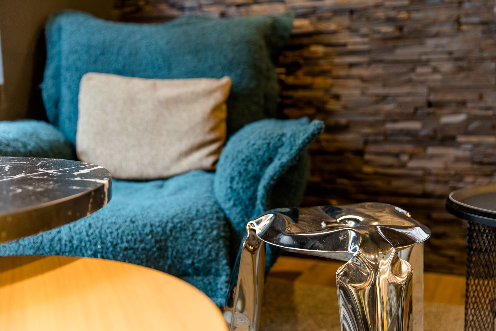 Hotel Stuttgart Mitte Motel One Detailaufnahme Sessel und Beistelltisch