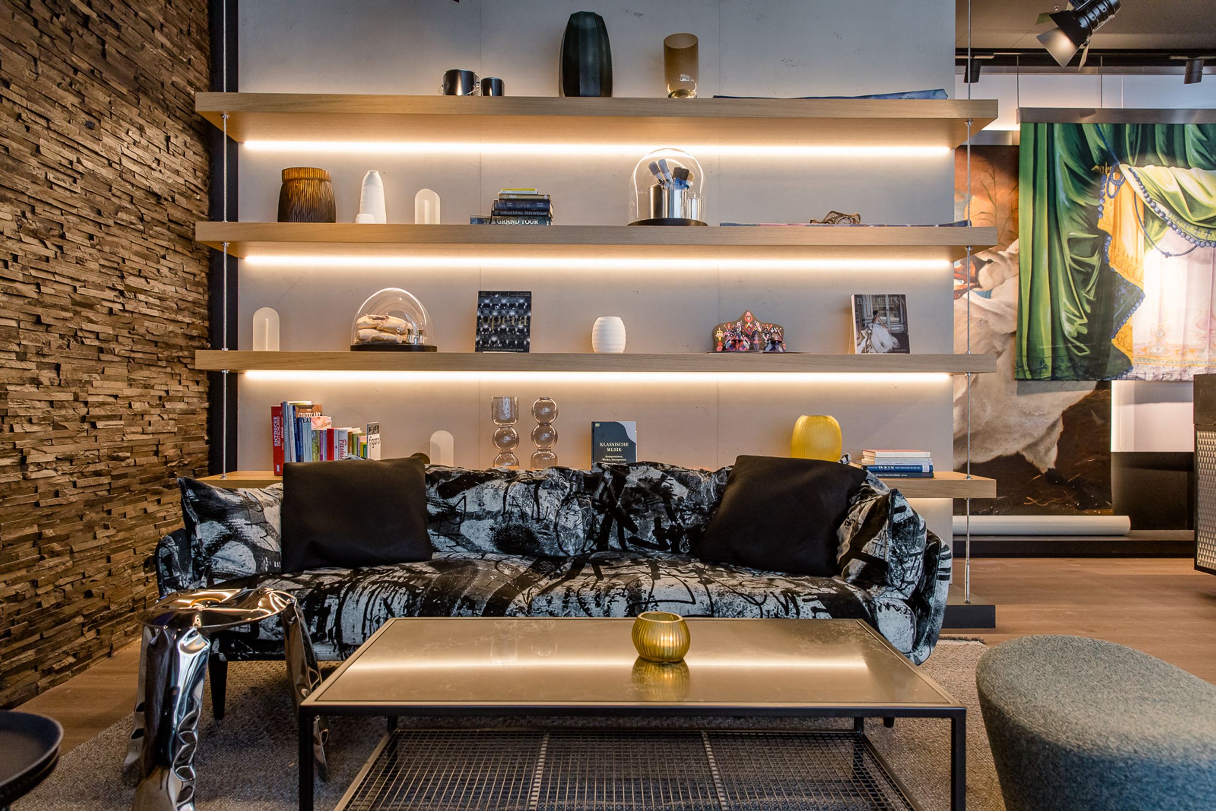 Hotel Stuttgart Mitte Motel One Couch vor hohem Regal