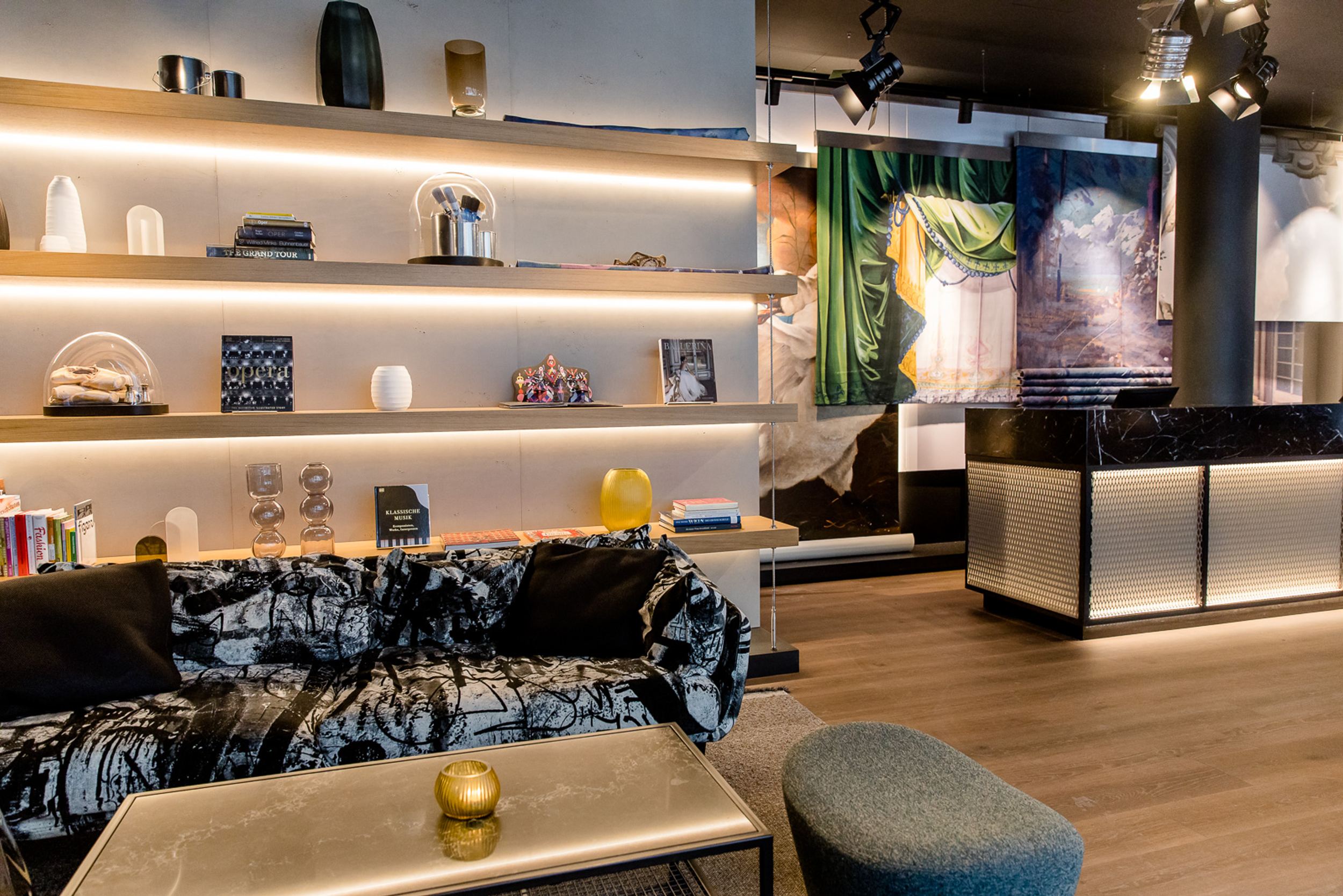 Hotel Stuttgart Mitte Motel One Couch und Rezeptionsbereich