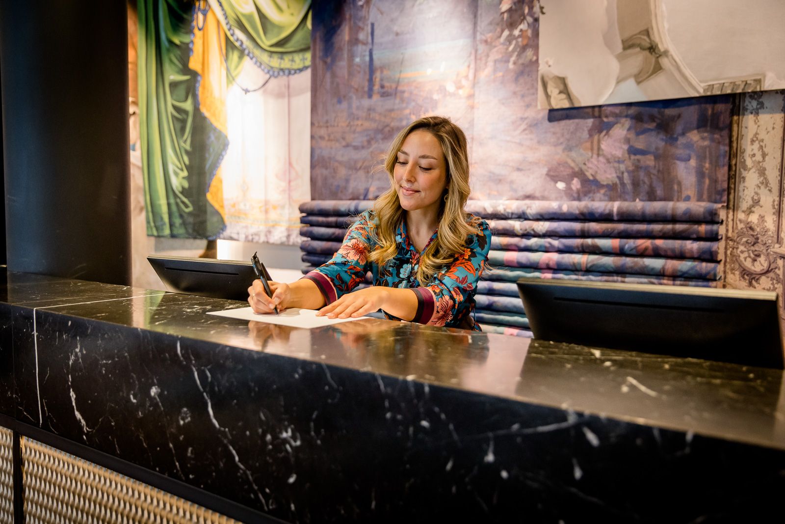 Designhotel Stuttgart Mitte Motel One Rezeption mit Mitarbeiterin