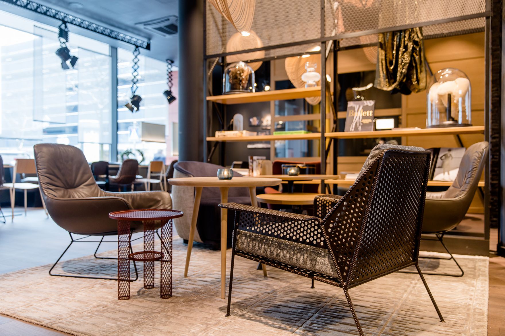 Hotel Stuttgart Mitte Motel One Sitzgruppe mit Sesseln in lichtdurchfluteter Lounge