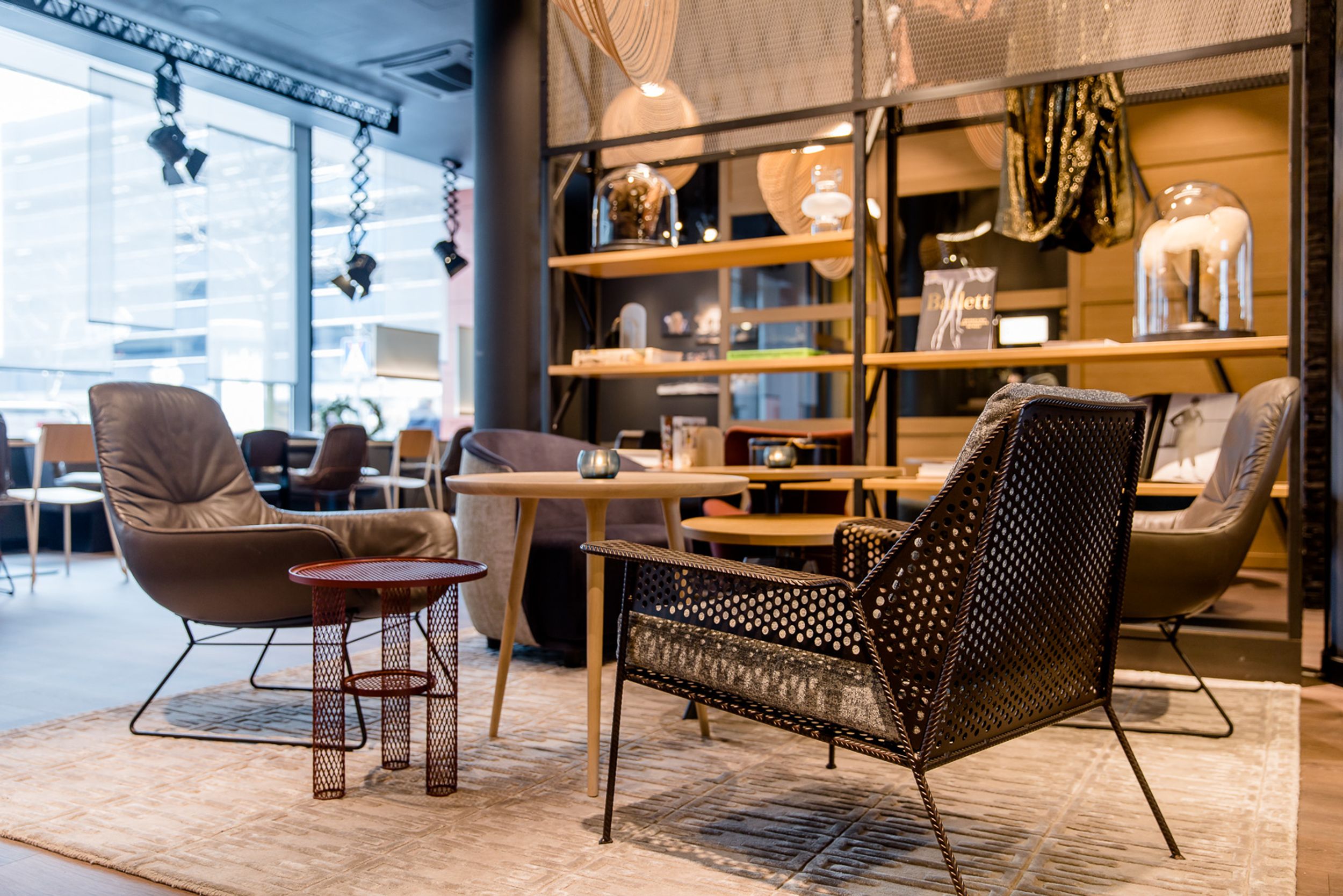 Hotel Stuttgart Mitte Motel One Sitzgruppe mit Sesseln in lichtdurchfluteter Lounge