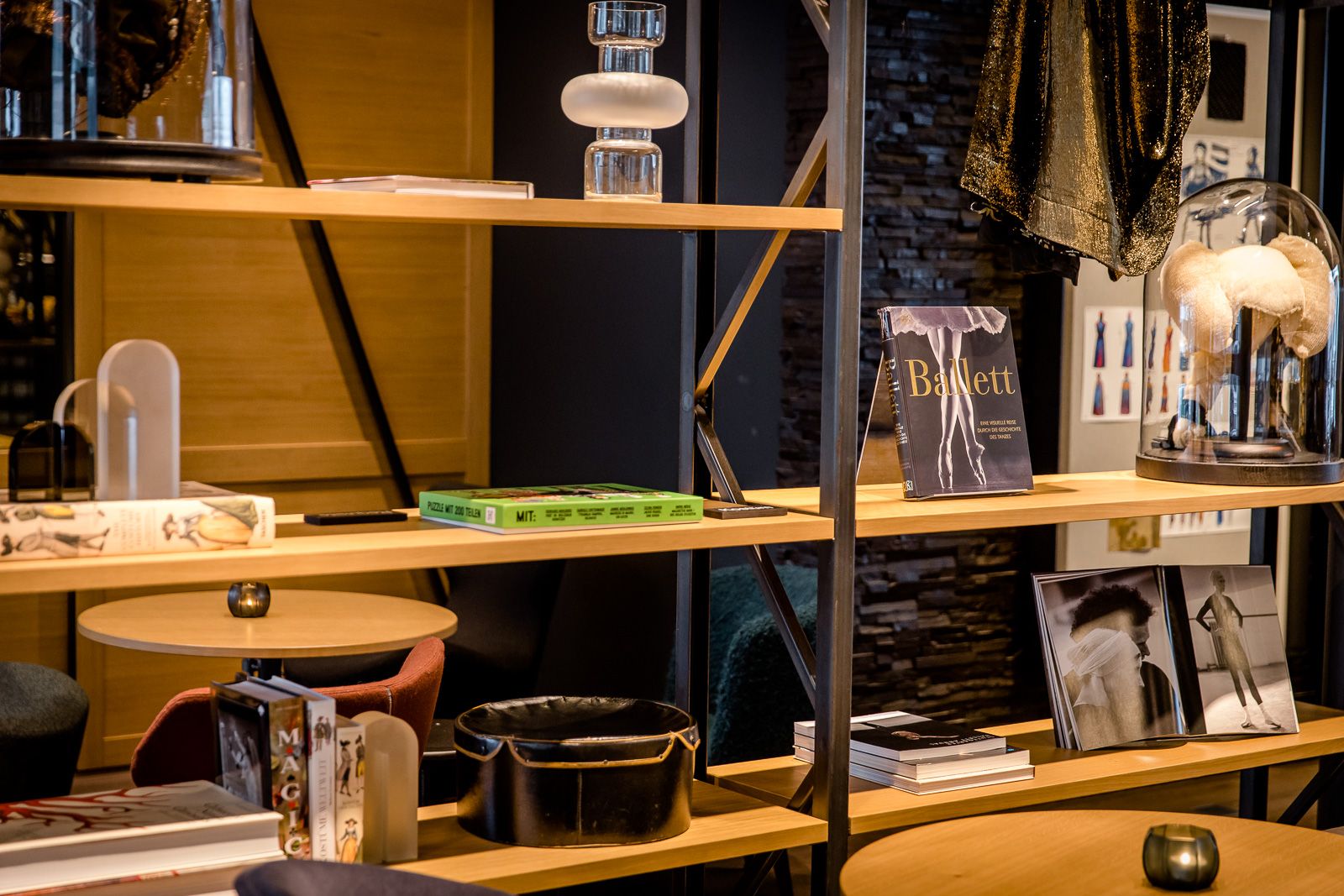 Hotel Stuttgart Mitte Motel One Nahaufnahme auf offenes Regal mit Dekoration