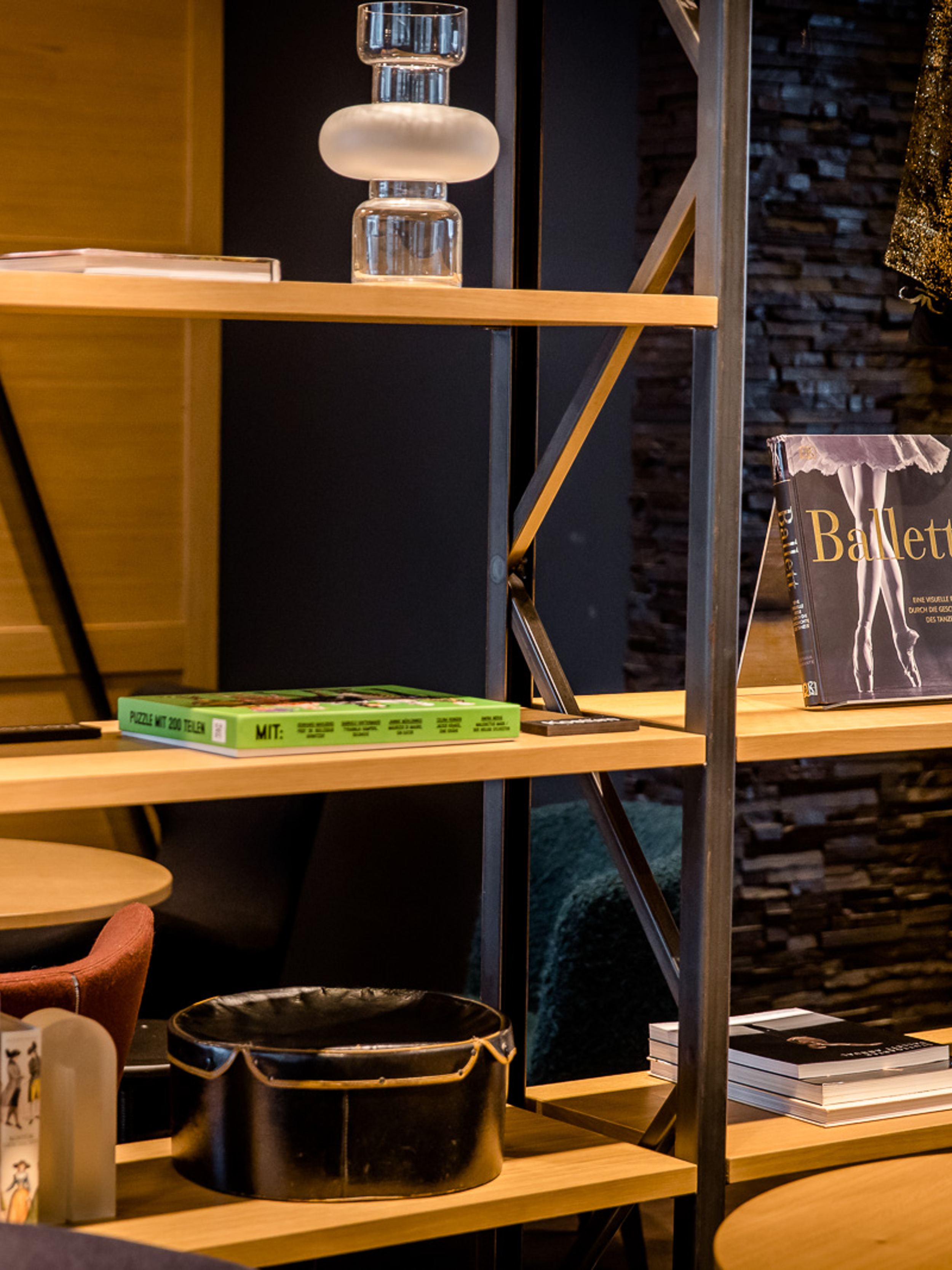 Hotel Stuttgart Mitte Motel One Nahaufnahme auf offenes Regal mit Dekoration