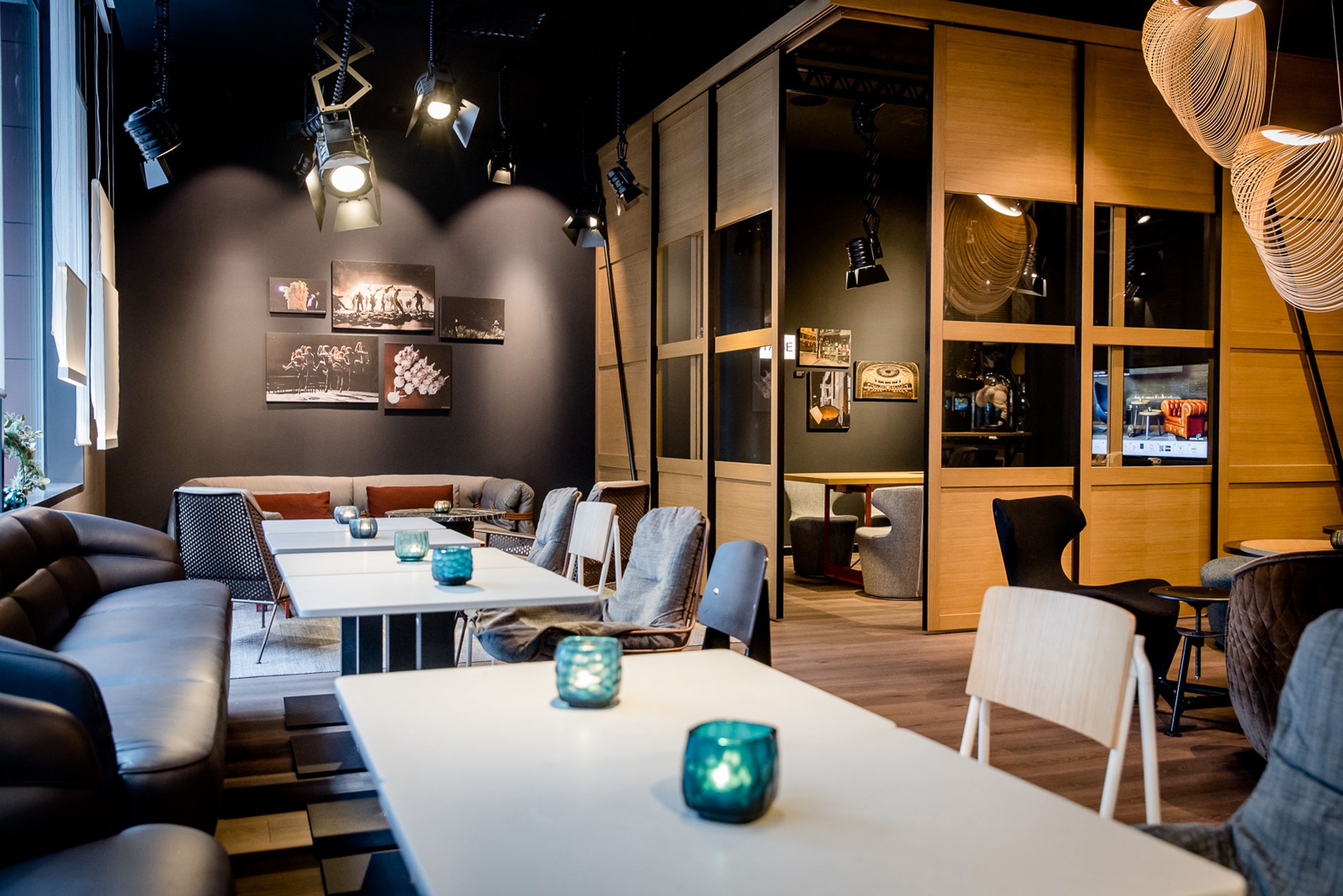 Hotel Stuttgart Mitte Motel One Tische und Stühle in hellem Raum