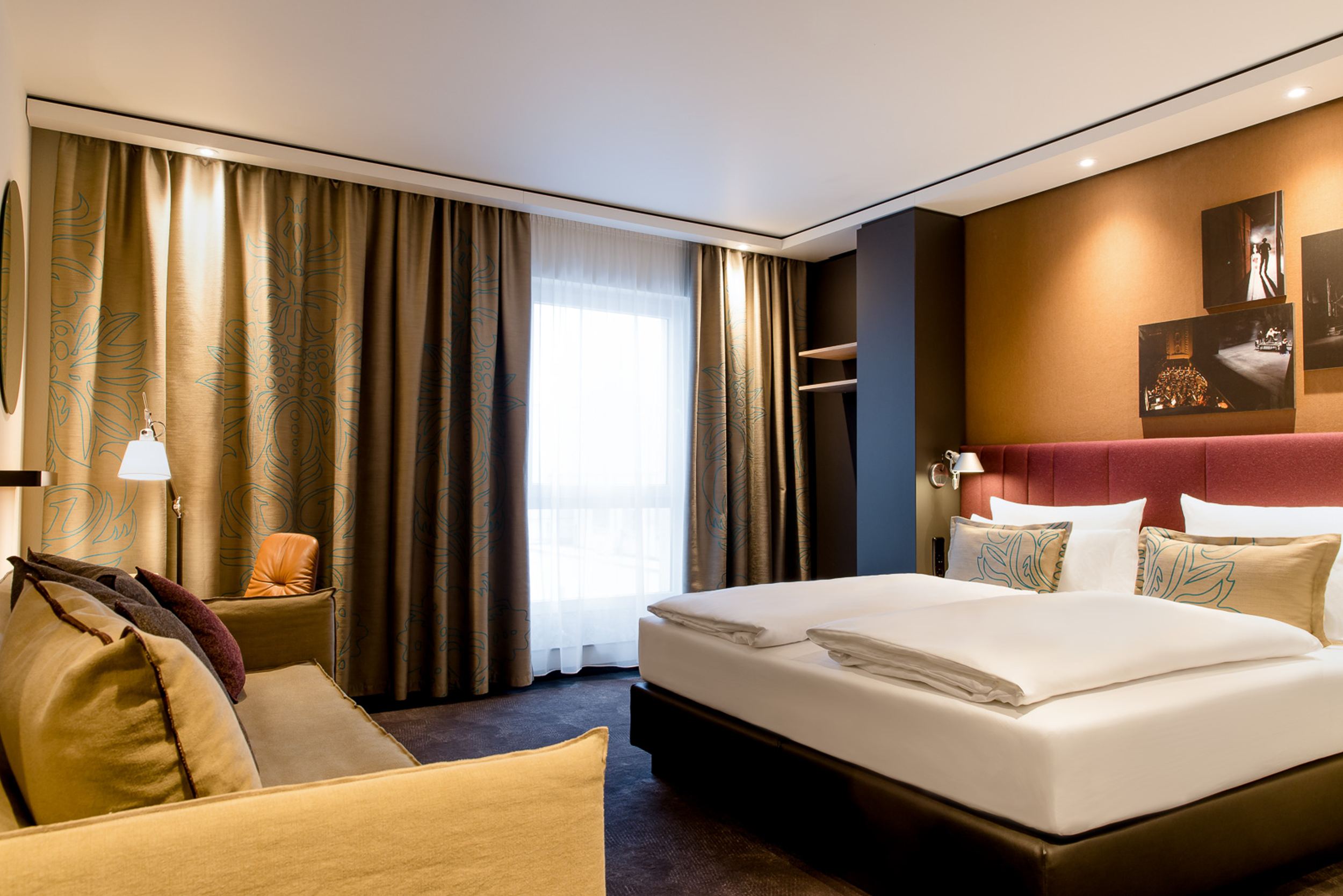 Designhotel Stuttgart Mitte Motel One helles Zimmer mit Doppelbett