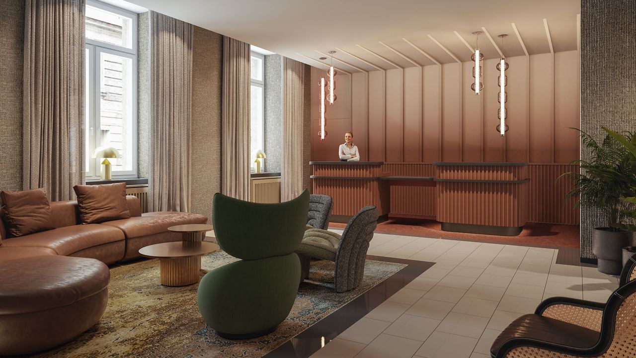 Elegante Hotel-Lobby mit gemütlichen Sitzbereichen, modernem Design und warmen Farben. Freundlicher Empfangstresen mit Mitarbeiter, Tageslicht durch große Fenster sorgt für einladende Atmosphäre.