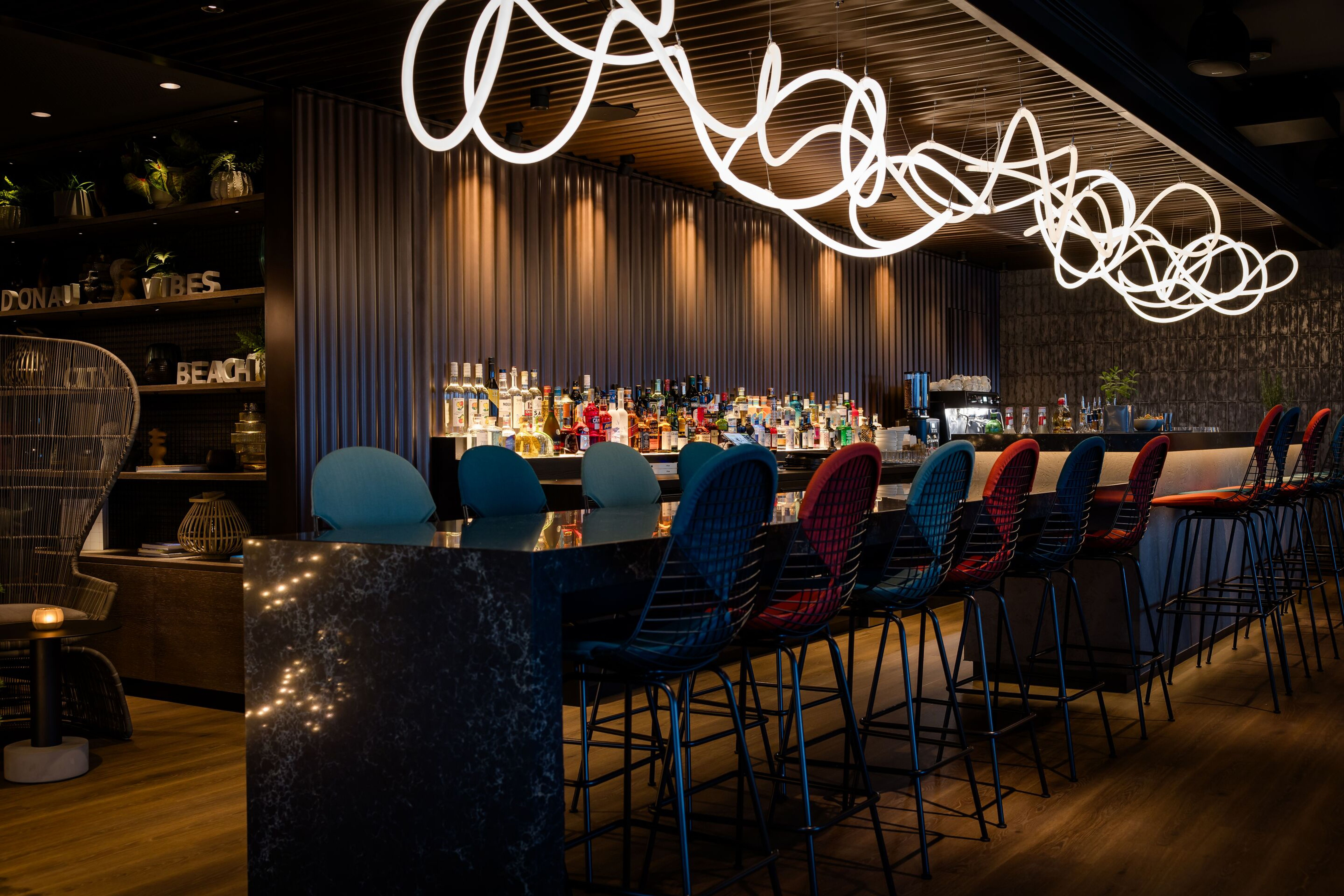 Design Hotel Wien Donau City Motel One offene Bar mit langem Tisch sowie mehreren Stühlen Design Hotel Wien Donau City Motel One offene Bar mit langem Tisch sowie mehreren Stühlen
