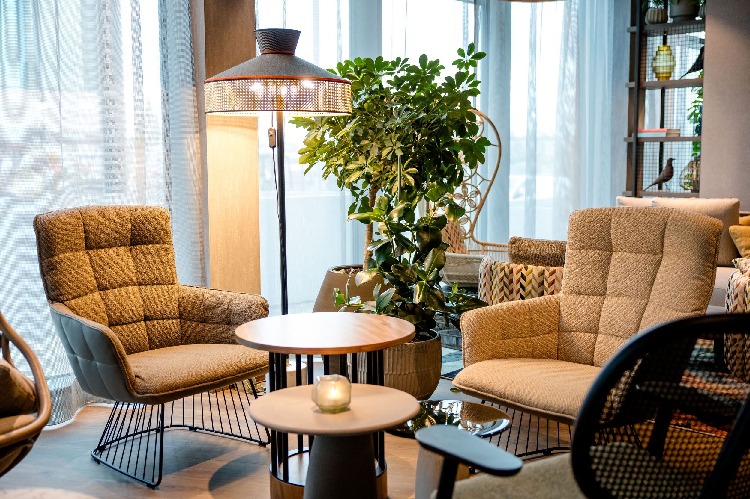 Designhotel Wien Donau City Motel One Loungebereich mit Blick auf zwei Sessel mit Beistelltischen
