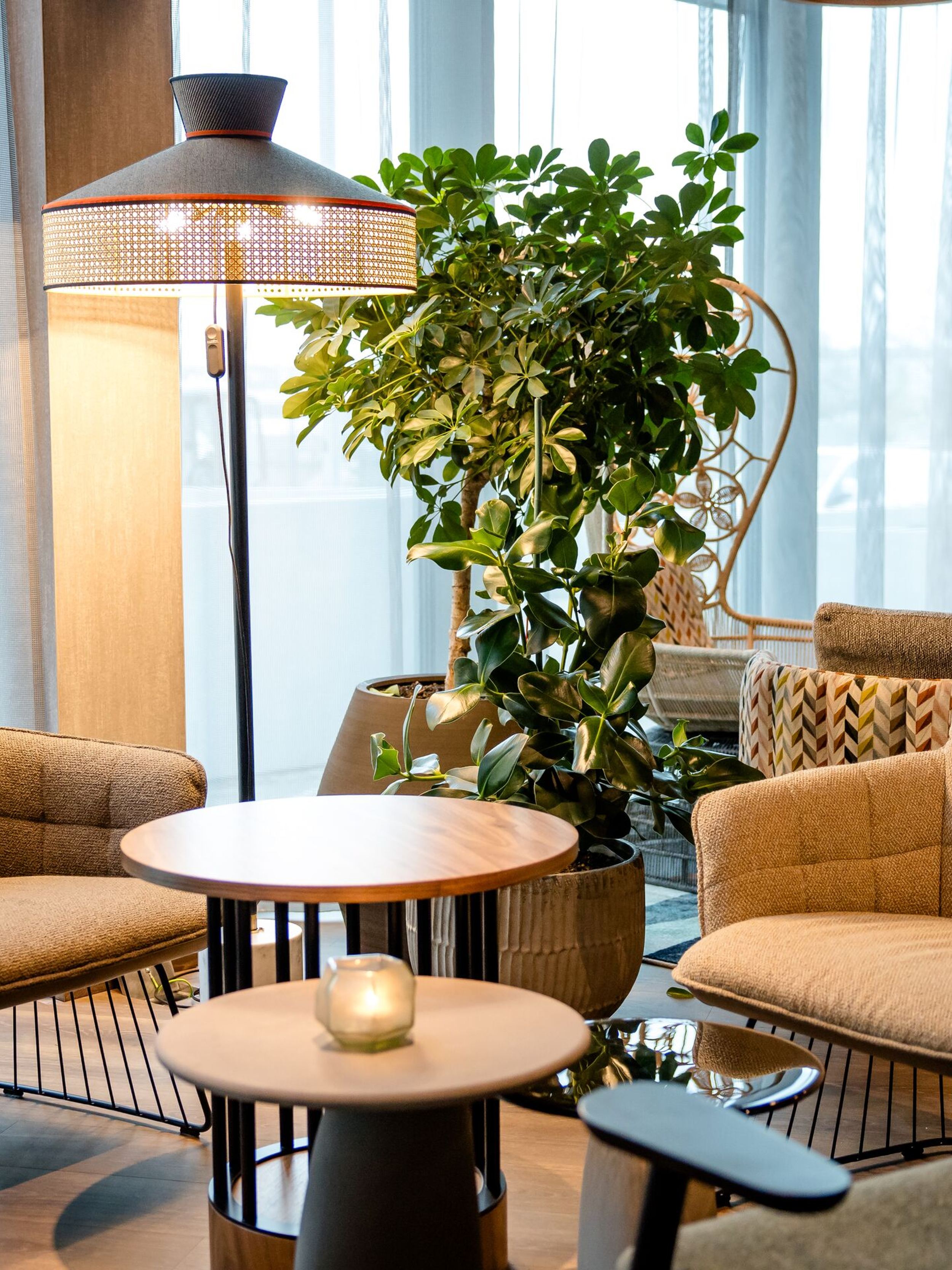 Designhotel Wien Donau City Motel One Loungebereich mit Blick auf zwei Sessel mit Beistelltischen