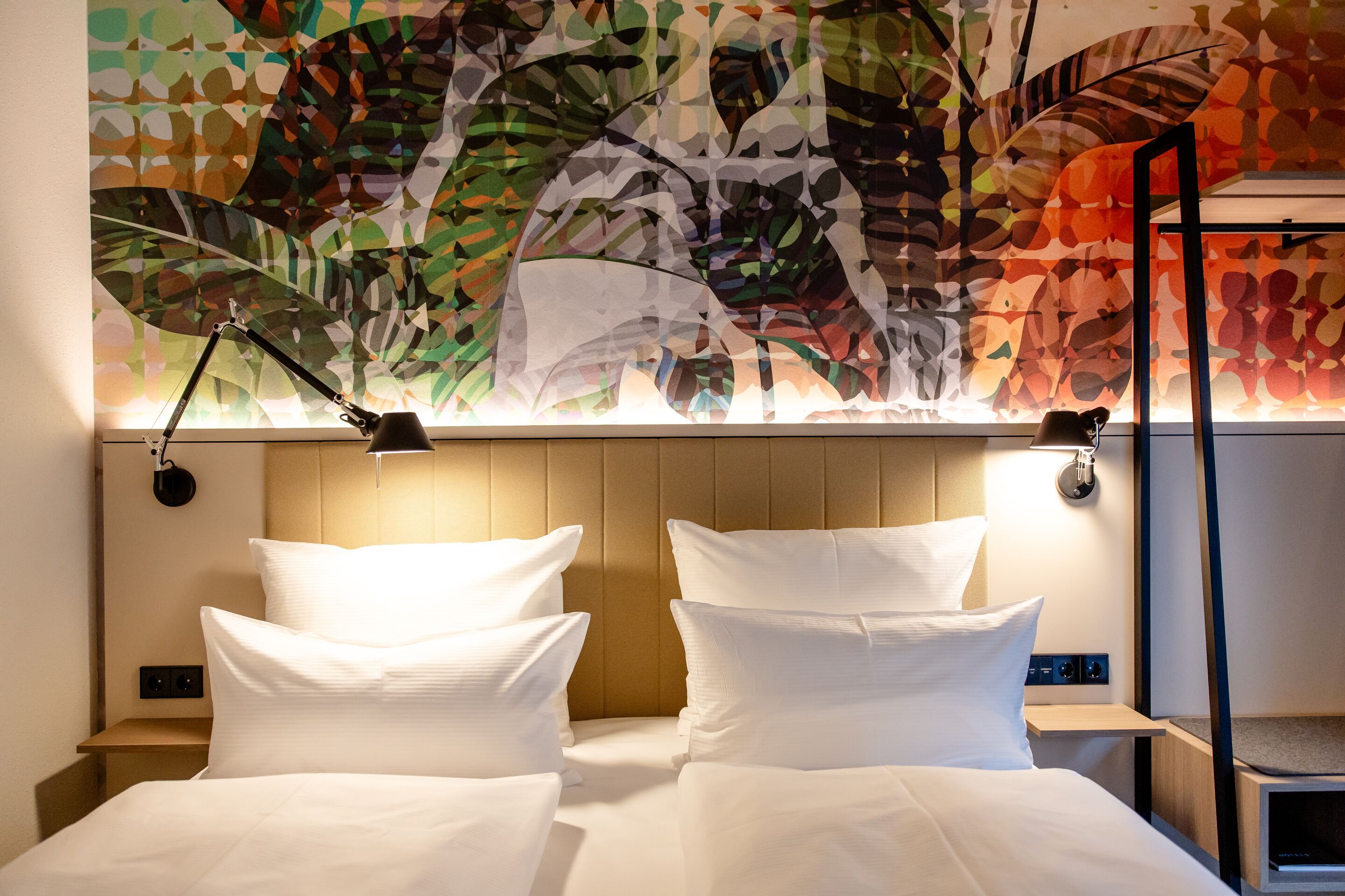 Designhotel Wien Donau City Motel One Zimmer mit Blick auf ein geräumiges Doppelbett