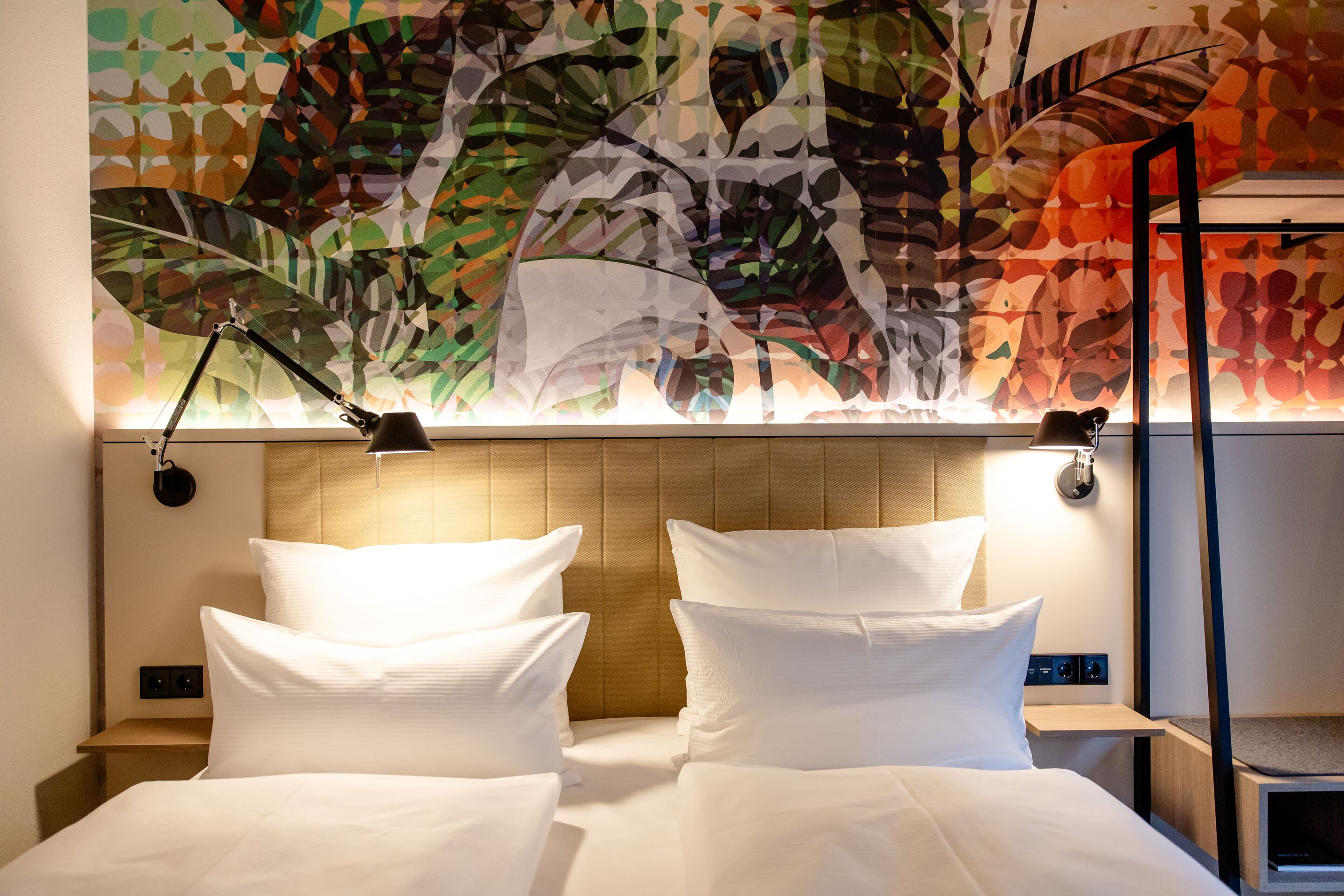 Designhotel Wien Donau City Motel One Zimmer mit Blick auf ein geräumiges Doppelbett Designhotel Wien Donau City Motel One Zimmer mit Blick auf ein geräumiges Doppelbett