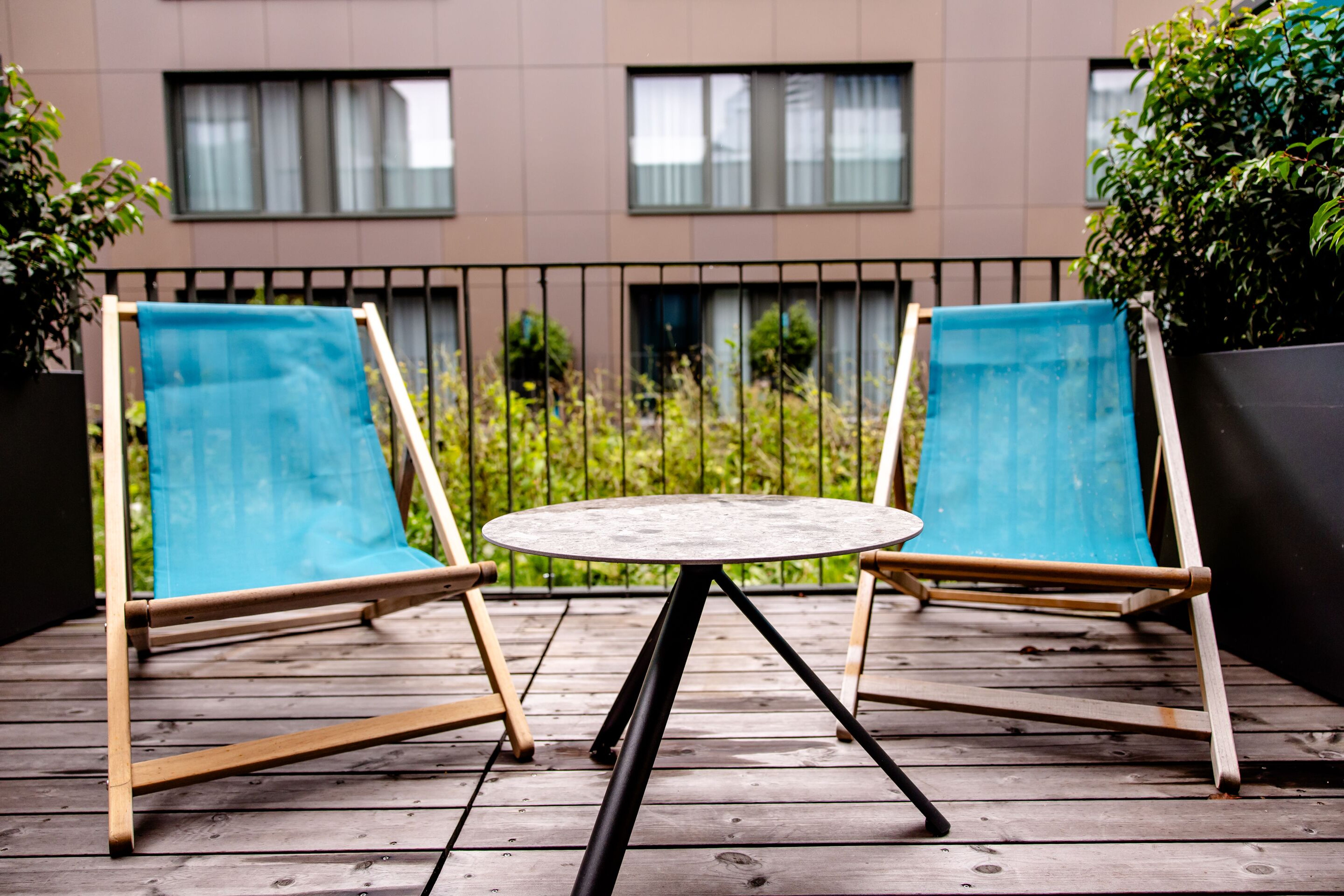 Hotel Wien Donau City Motel One Balkon mit Blick auf zwei Liegestühle in türkis Hotel Wien Donau City Motel One Balkon mit Blick auf zwei Liegestühle in türkis