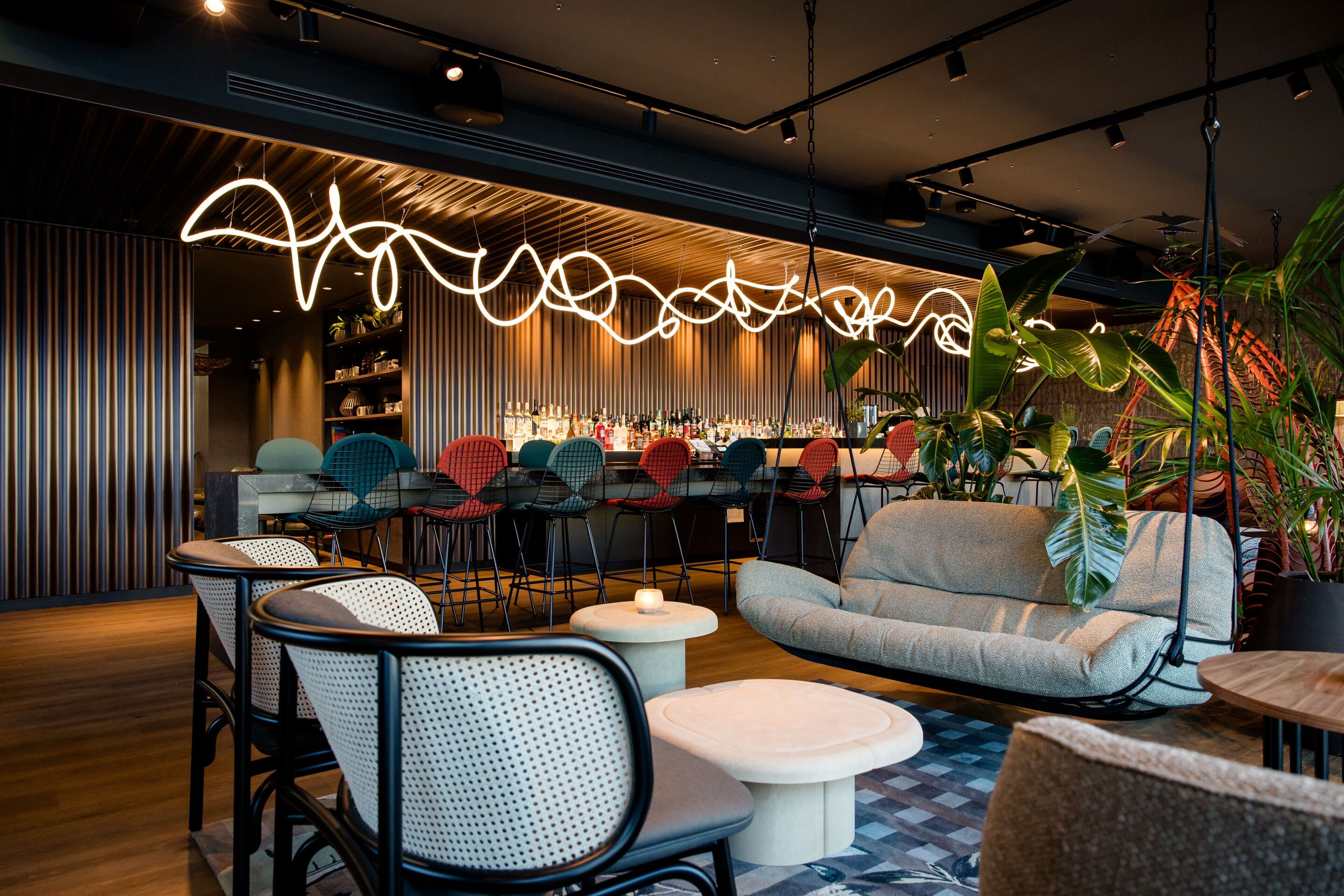 Hotel Wien Donau City Motel One Lounge mit Sesseln und freischwebender Couch sowie Blick auf die Bar Hotel Wien Donau City Motel One Lounge mit Sesseln und freischwebender Couch sowie Blick auf die Bar