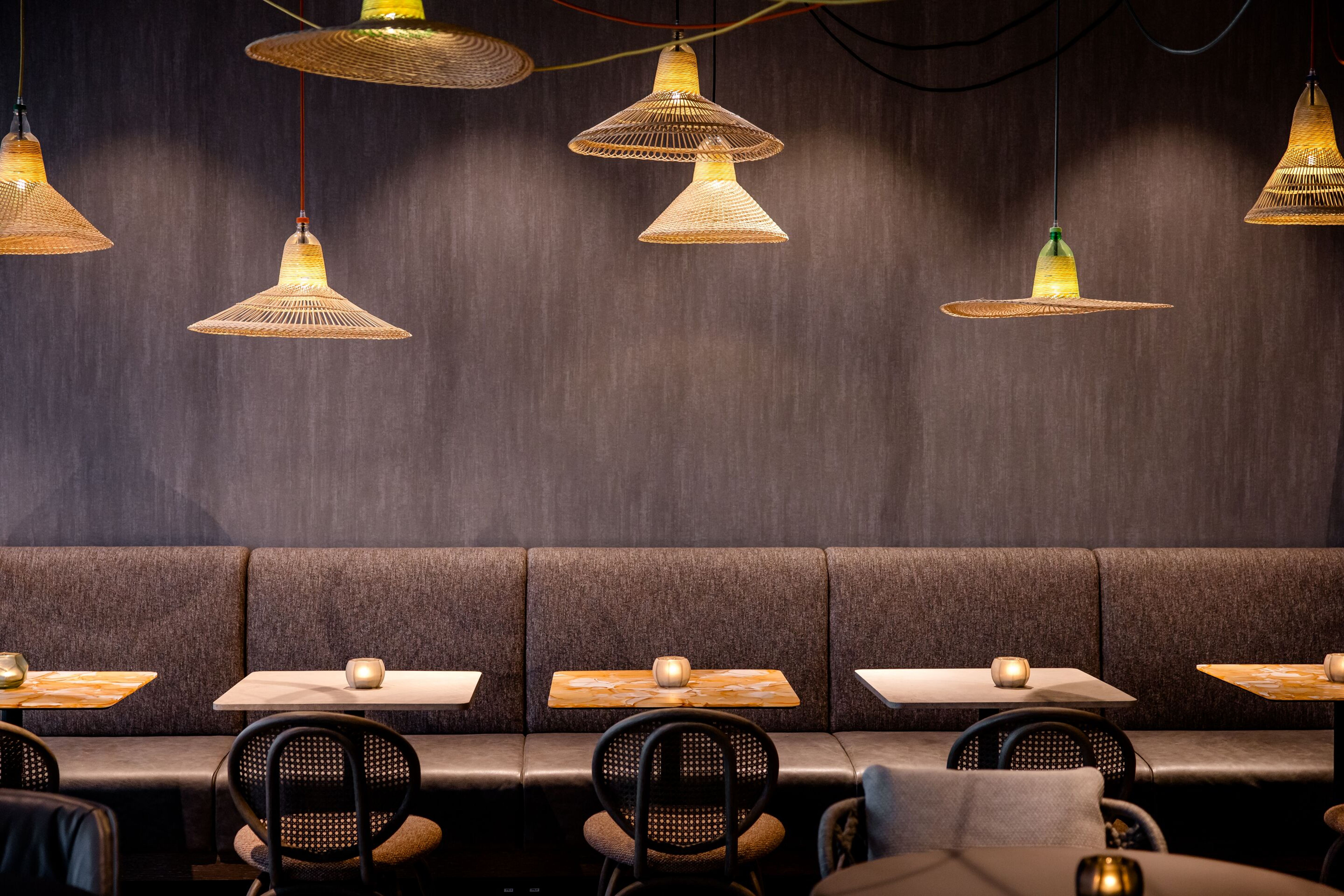 Hotel Wien Donau City Motel One Frühstücksbereich mit Blick auf mehrere Tische und Stühle sowie Deckenlampen in Strohhutdesign Hotel Wien Donau City Motel One Frühstücksbereich mit Blick auf mehrere Tische und Stühle sowie Deckenlampen in Strohhutdesign
