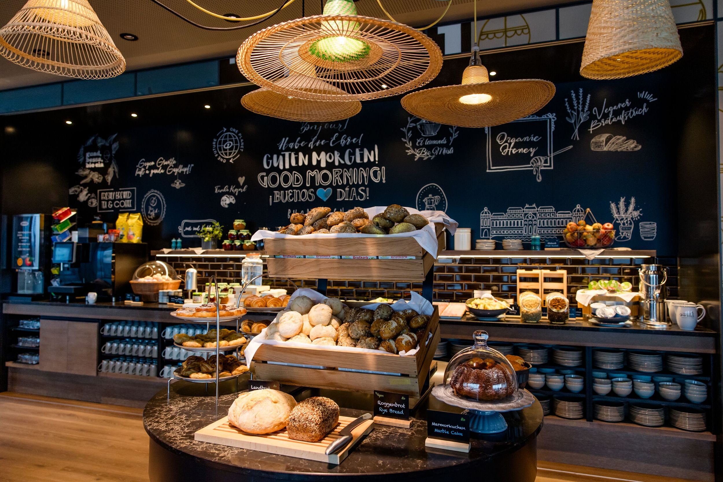 Hotel Wien Donau City Motel One Blick auf das Frühstücksbuffet mit großer Auswahl an Speisen und Getränken