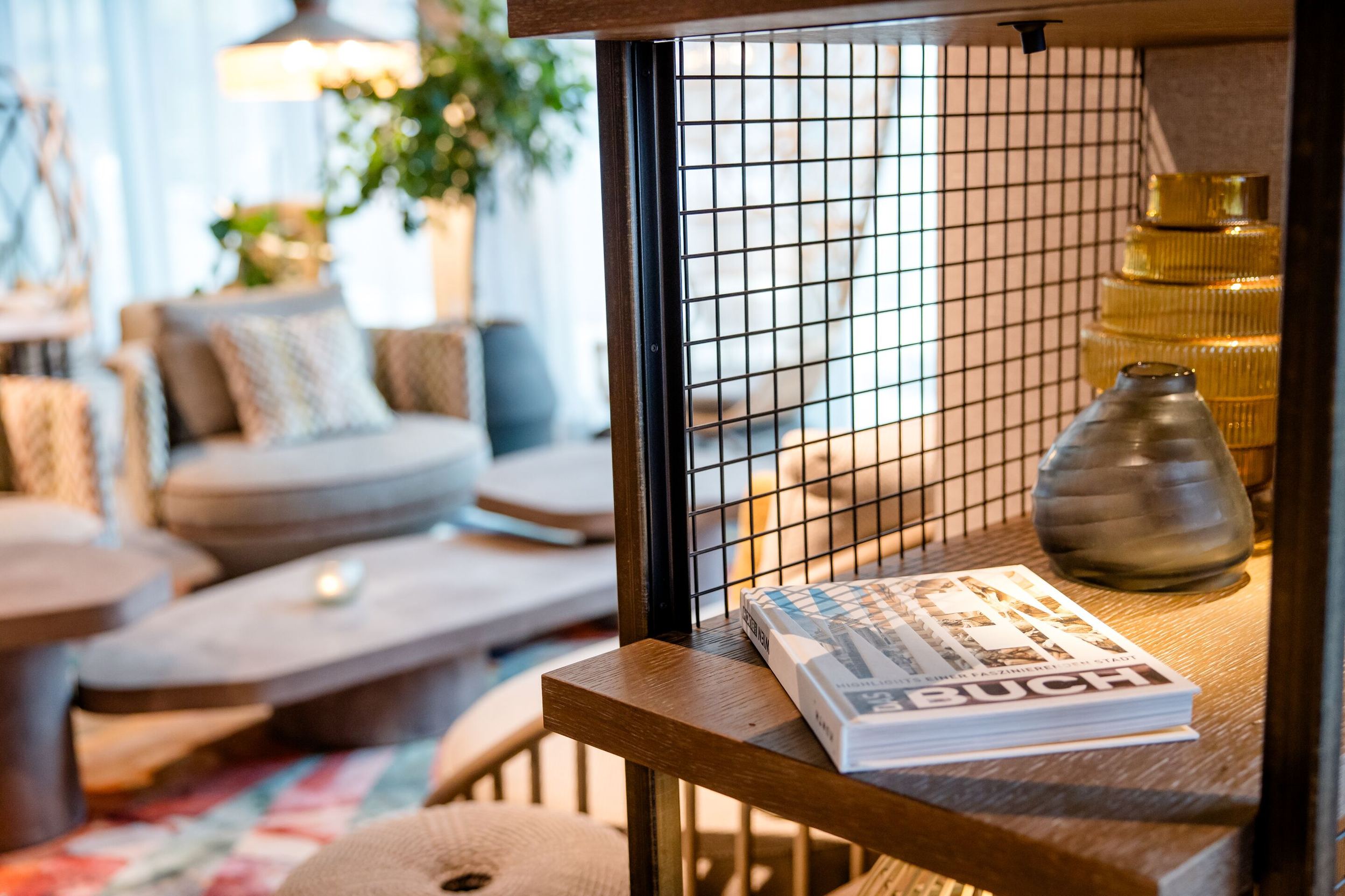 Hotel Wien Donau City Motel One Lounge mit Nahaufnahme auf ein Buch in einem offenen Regal