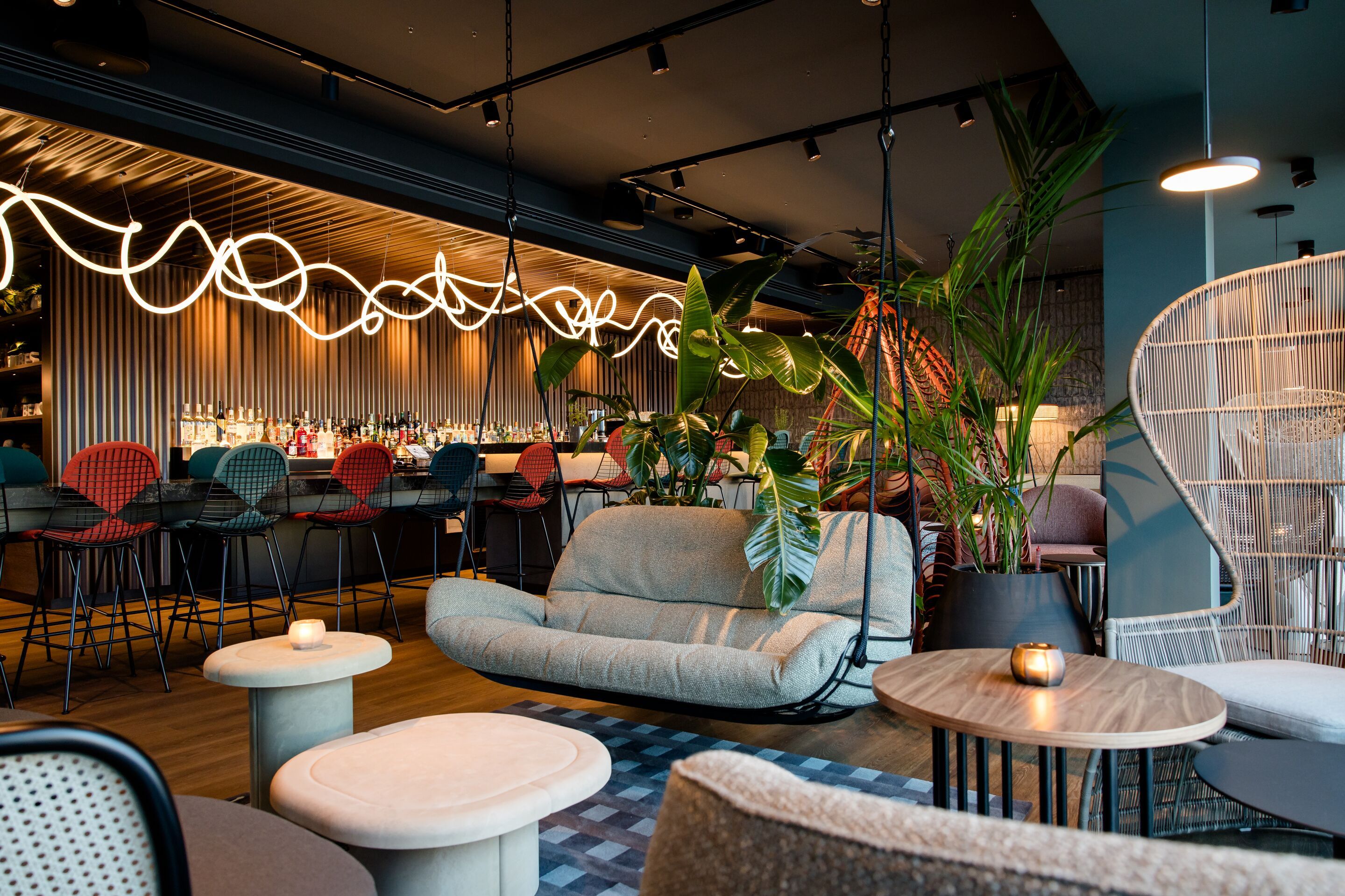 Hotel Wien Donau City Motel One Lounge und Bar mit Neonleuchten über dem Tresen