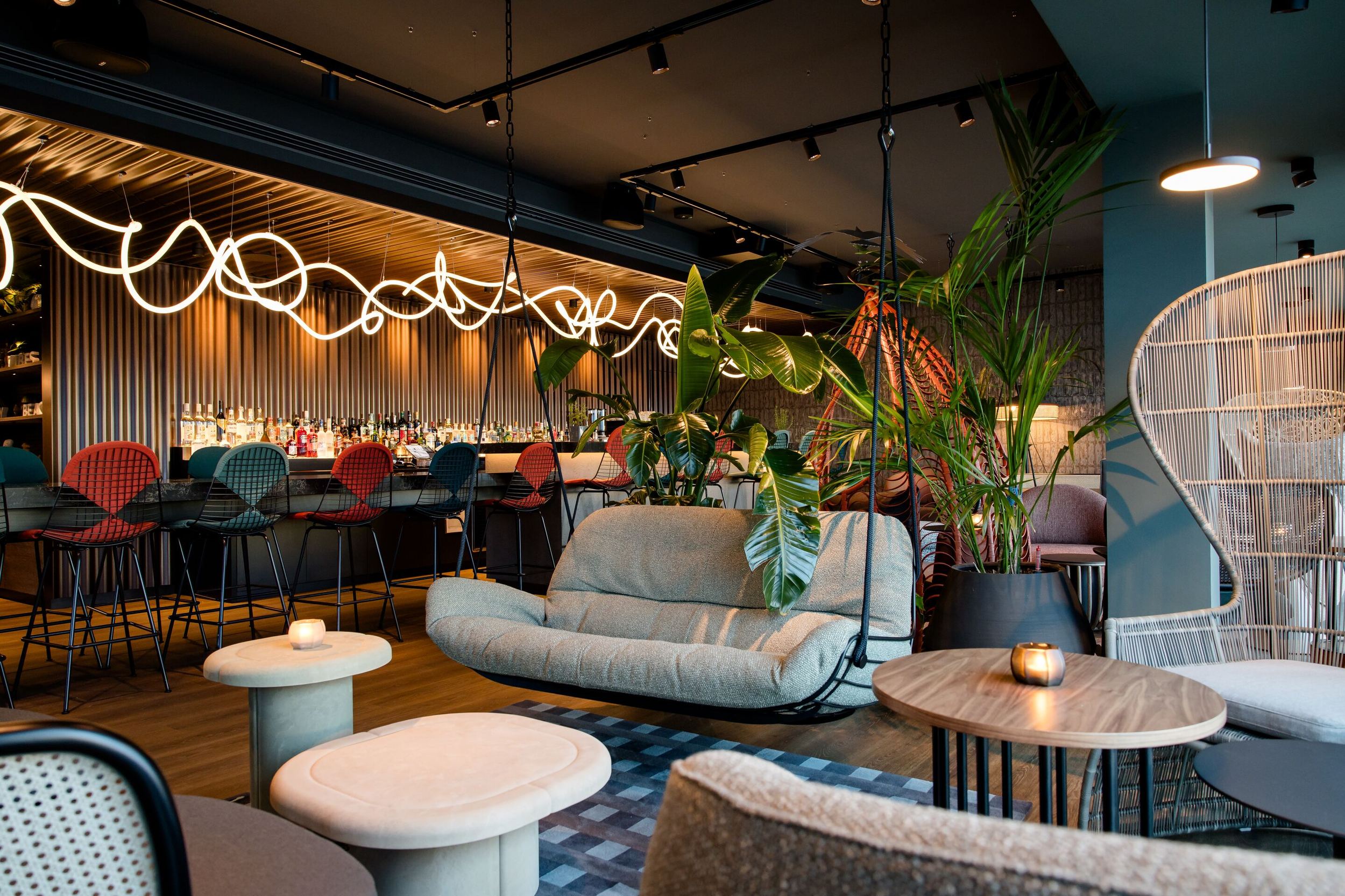 Hotel Wien Donau City Motel One Lounge und Bar mit Neonleuchten über dem Tresen