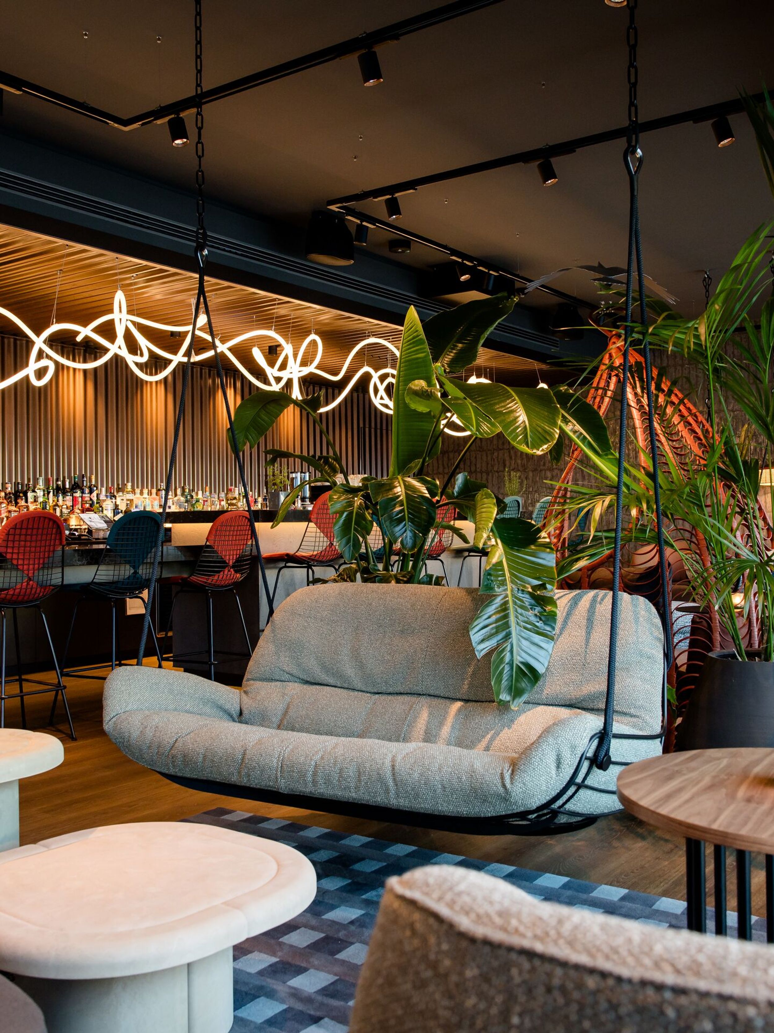 Hotel Wien Donau City Motel One Lounge und Bar mit Neonleuchten über dem Tresen