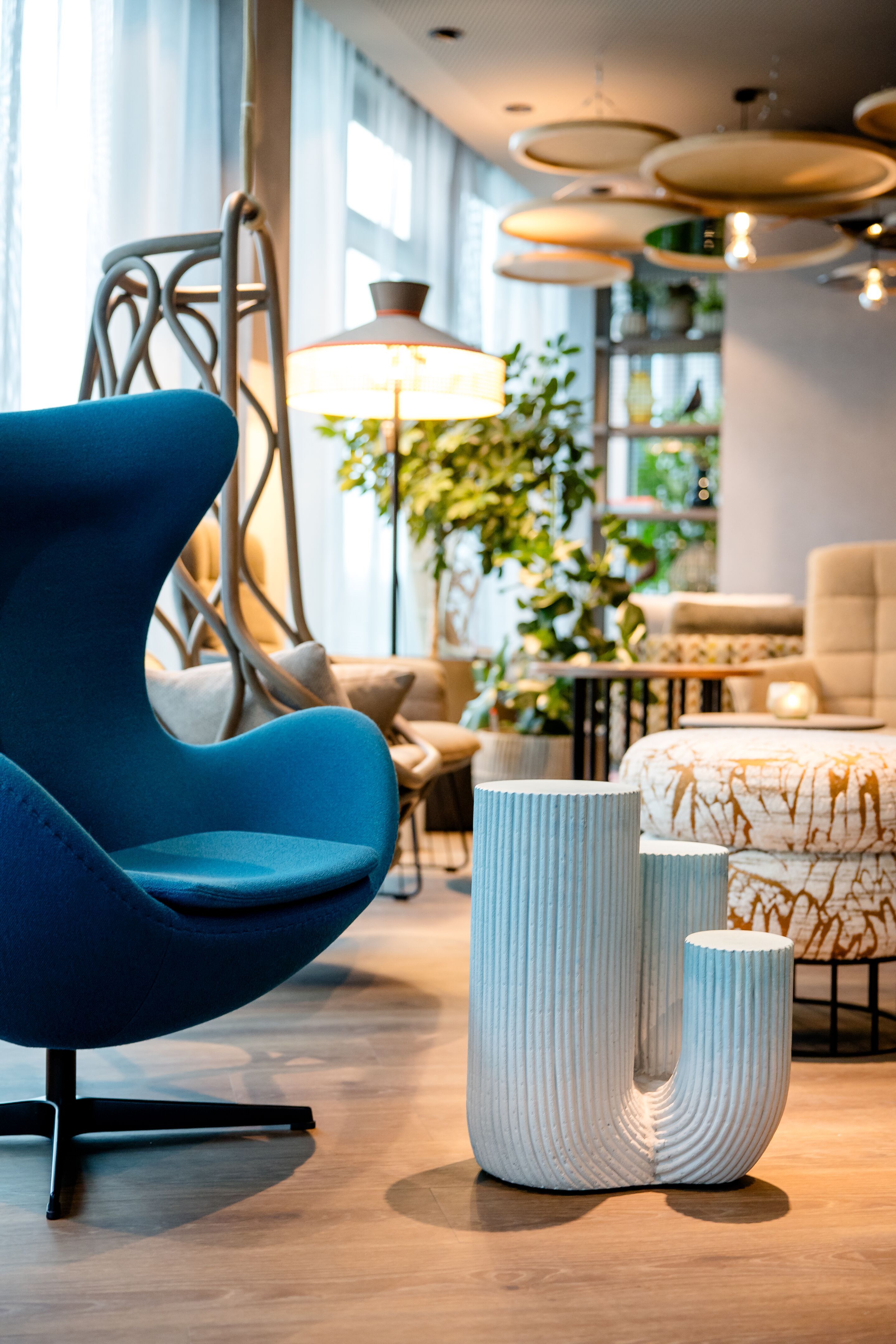 Hotel Wien Donau City Motel One lichtdurchflutete Lounge mit Nahaufnahme auf einen Egg Chair