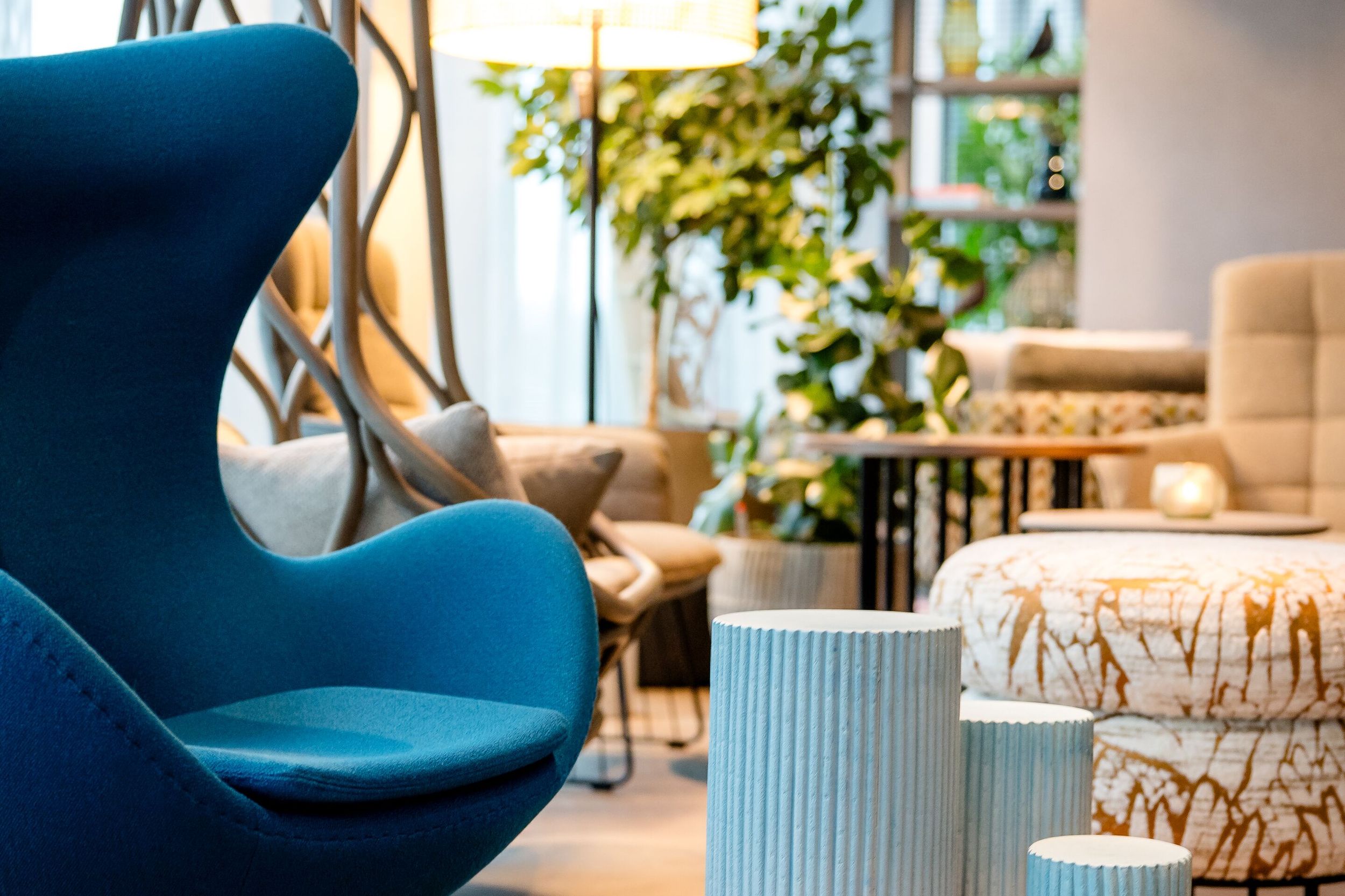 Hotel Wien Donau City Motel One lichtdurchflutete Lounge mit Nahaufnahme auf einen Egg Chair