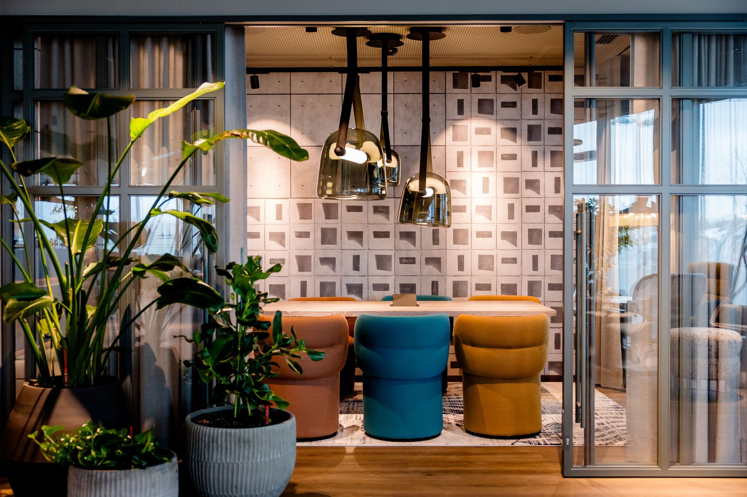 Hotel Wien Donau City Motel One Blick in hellen Meetingraum mit mehreren Tischen