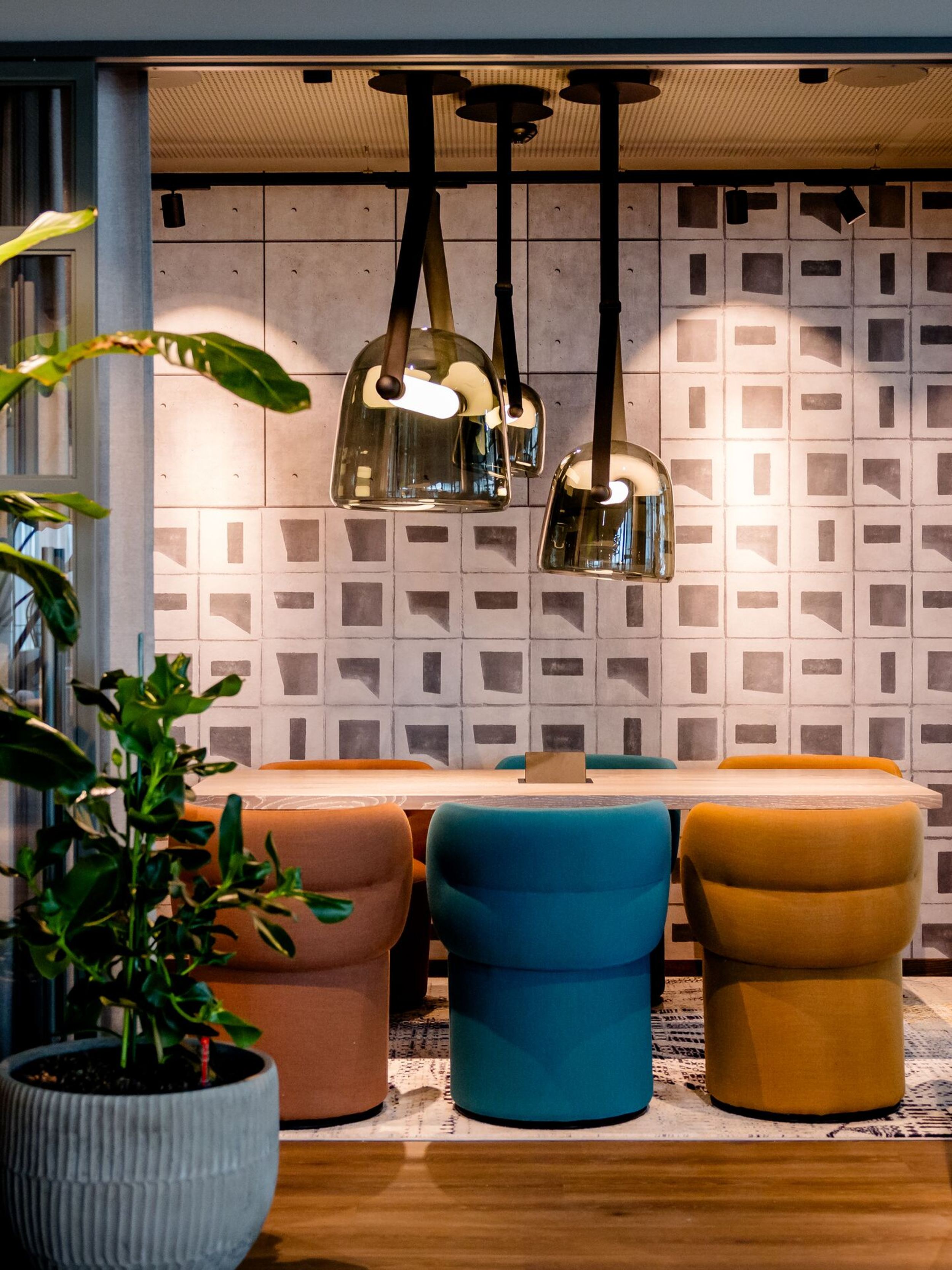 Hotel Wien Donau City Motel One Blick in hellen Meetingraum mit mehreren Tischen