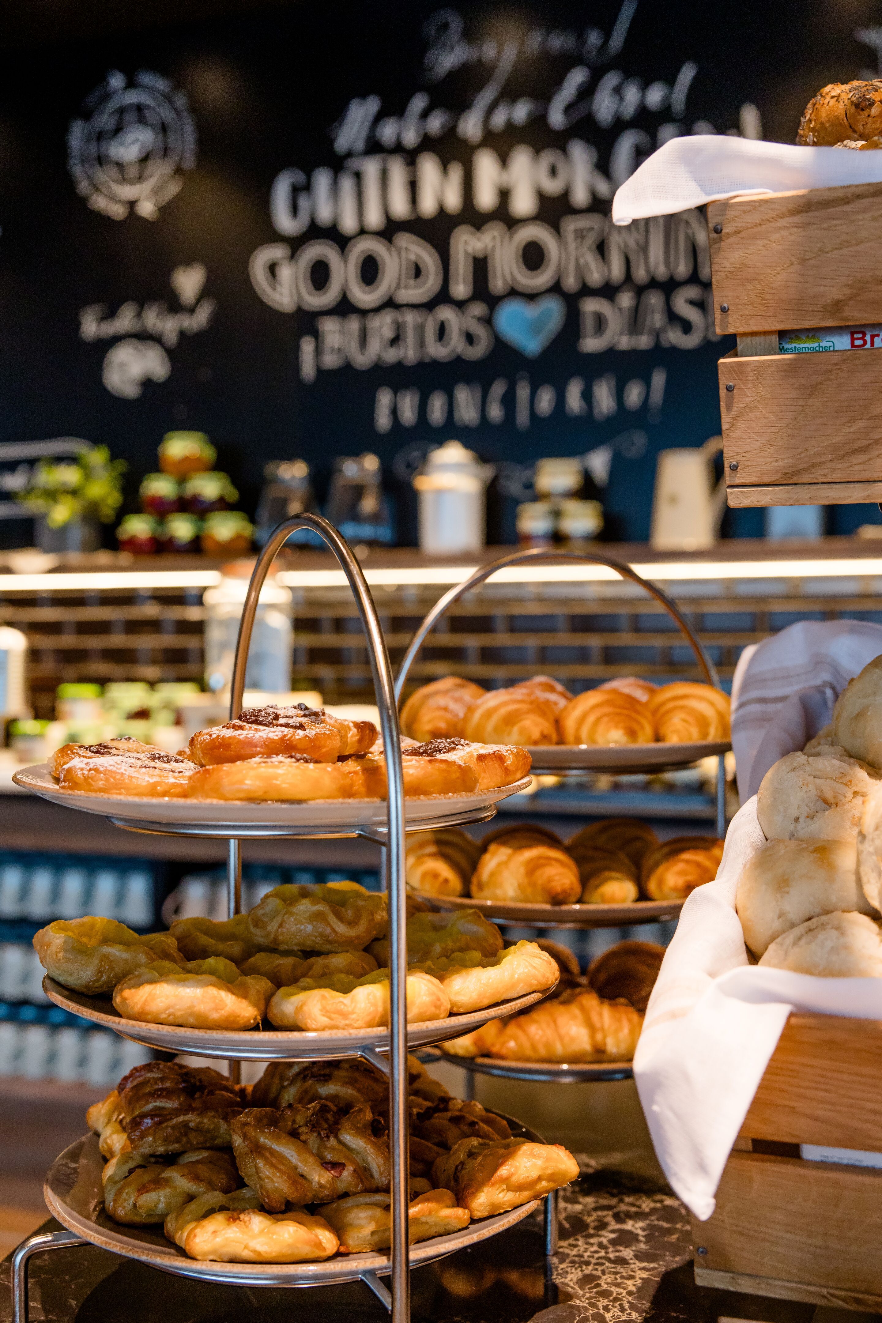 Hotel Wien Donau City Motel One Frühstück Buffet mit Nahaufnahme auf Croissants und süße Backwaren