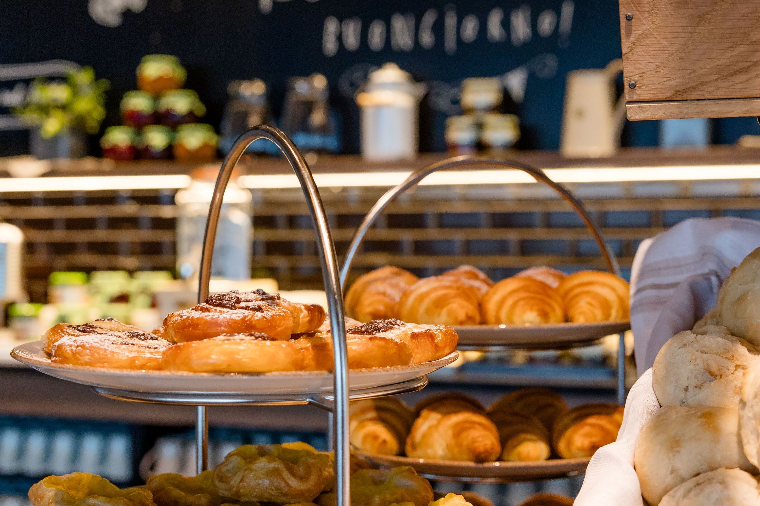 Hotel Wien Donau City Motel One Frühstück Buffet mit Nahaufnahme auf Croissants und süße Backwaren