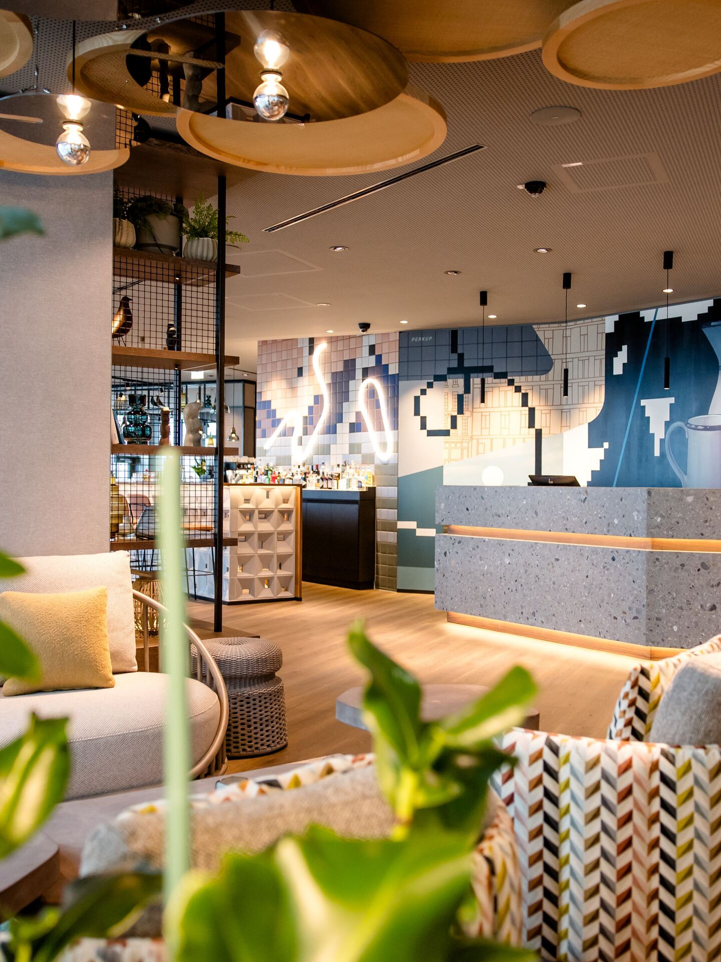 Hotel Wien Donau City Motel One Rezeption und Lounge sowie Blick auf die Bar im Hintergrund