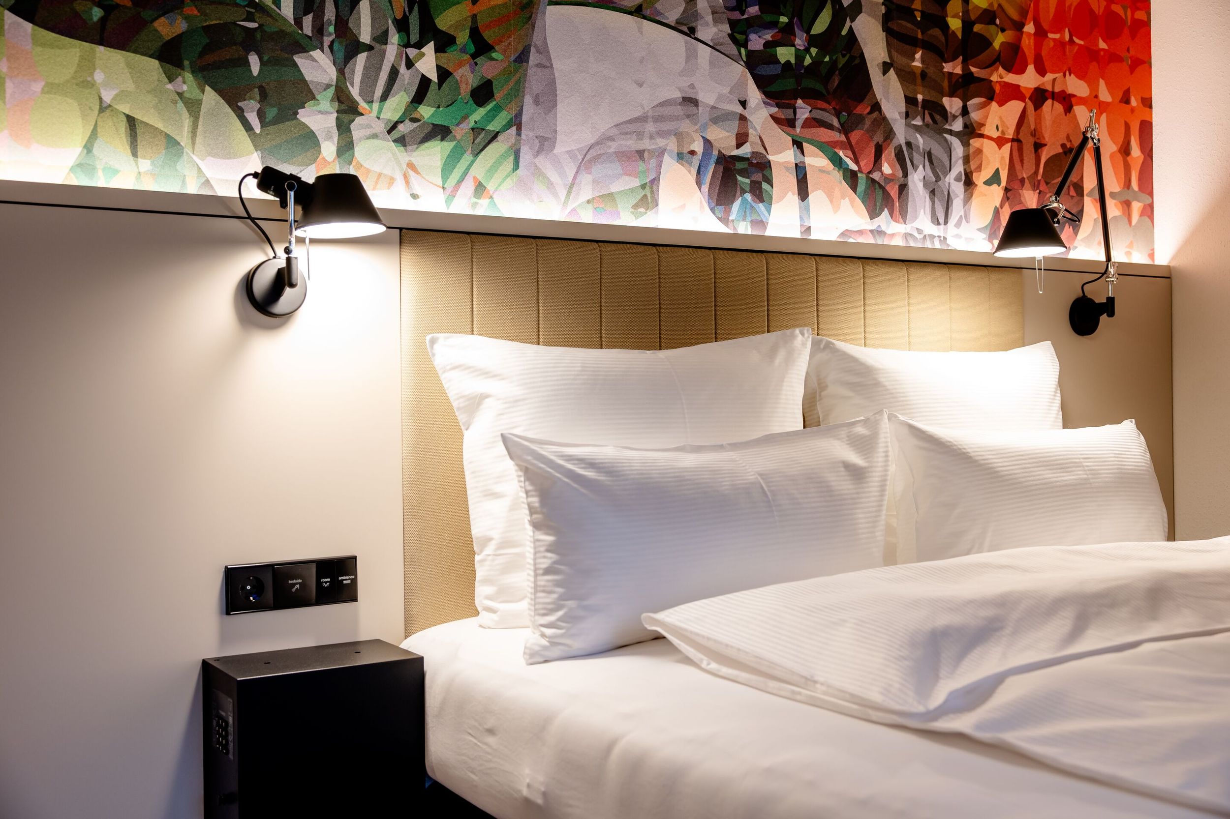 Hotel Wien Donau City Motel One Zimmer mit Blick auf ein komfortables Doppelbett