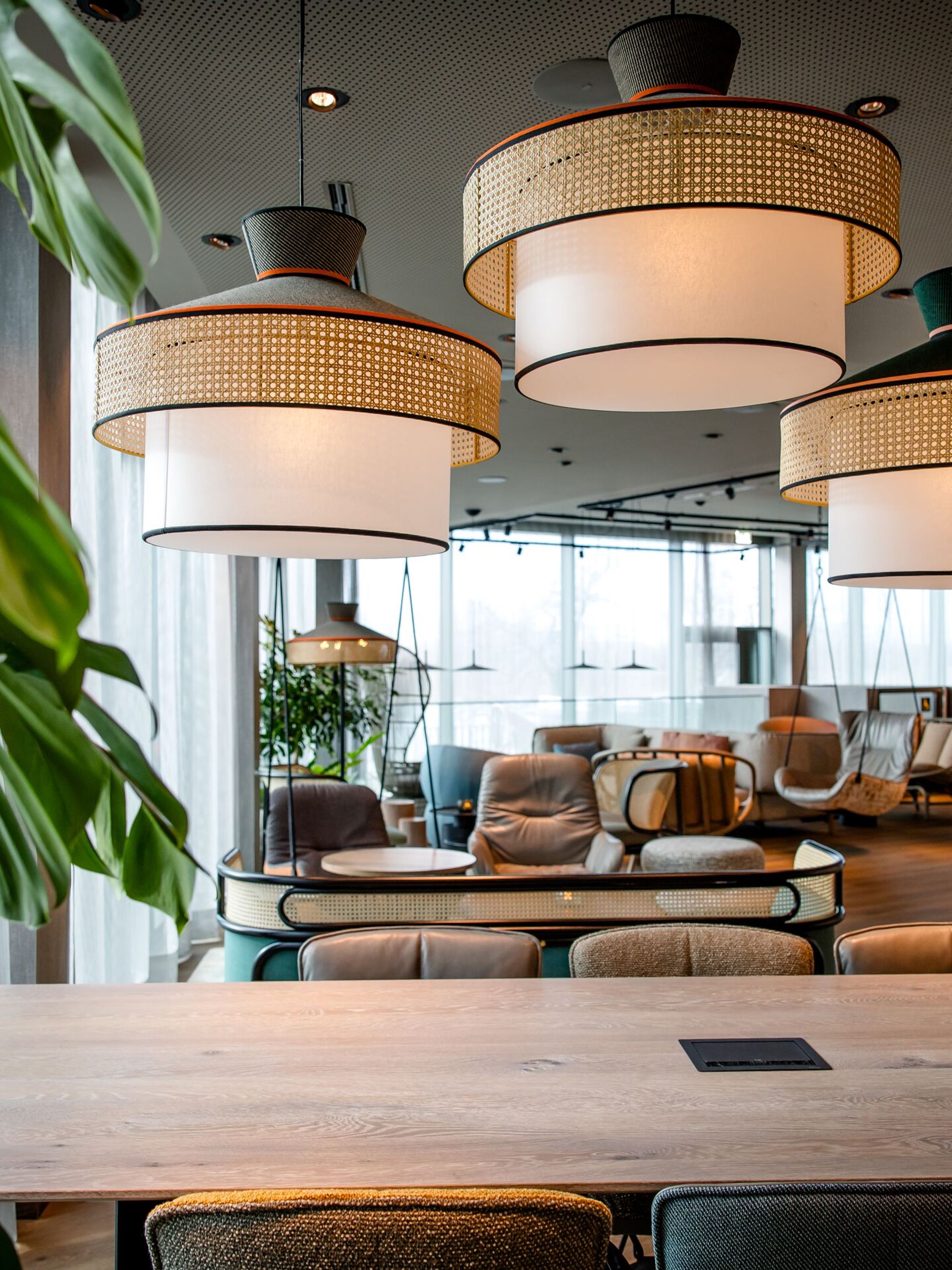 Hotel Wien Donau City Motel One große und lichtdurchflutete Lounge mit mehreren Sitzgelegenheiten und bodentiefen Fenstern