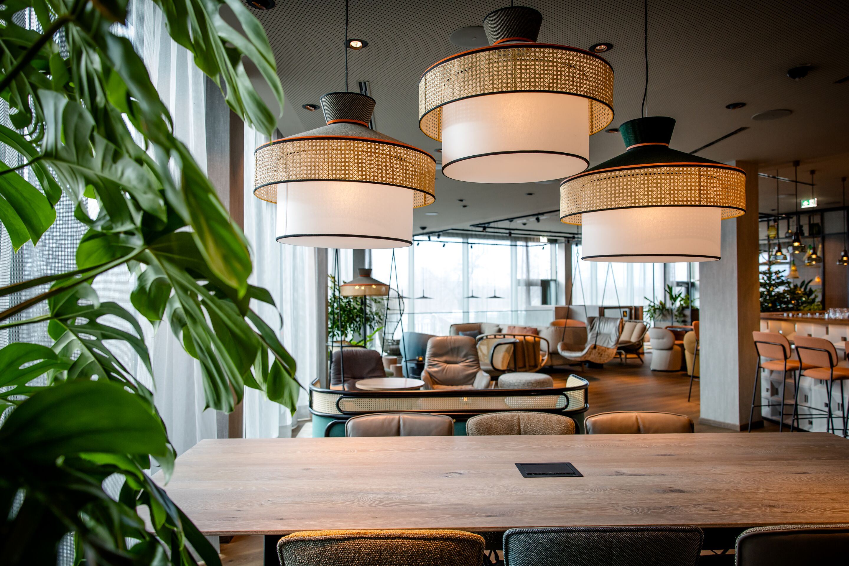 Hotel Wien Donau City Motel One große und lichtdurchflutete Lounge mit mehreren Sitzgelegenheiten und bodentiefen Fenstern Hotel Wien Donau City Motel One große und lichtdurchflutete Lounge mit mehreren Sitzgelegenheiten und bodentiefen Fenstern
