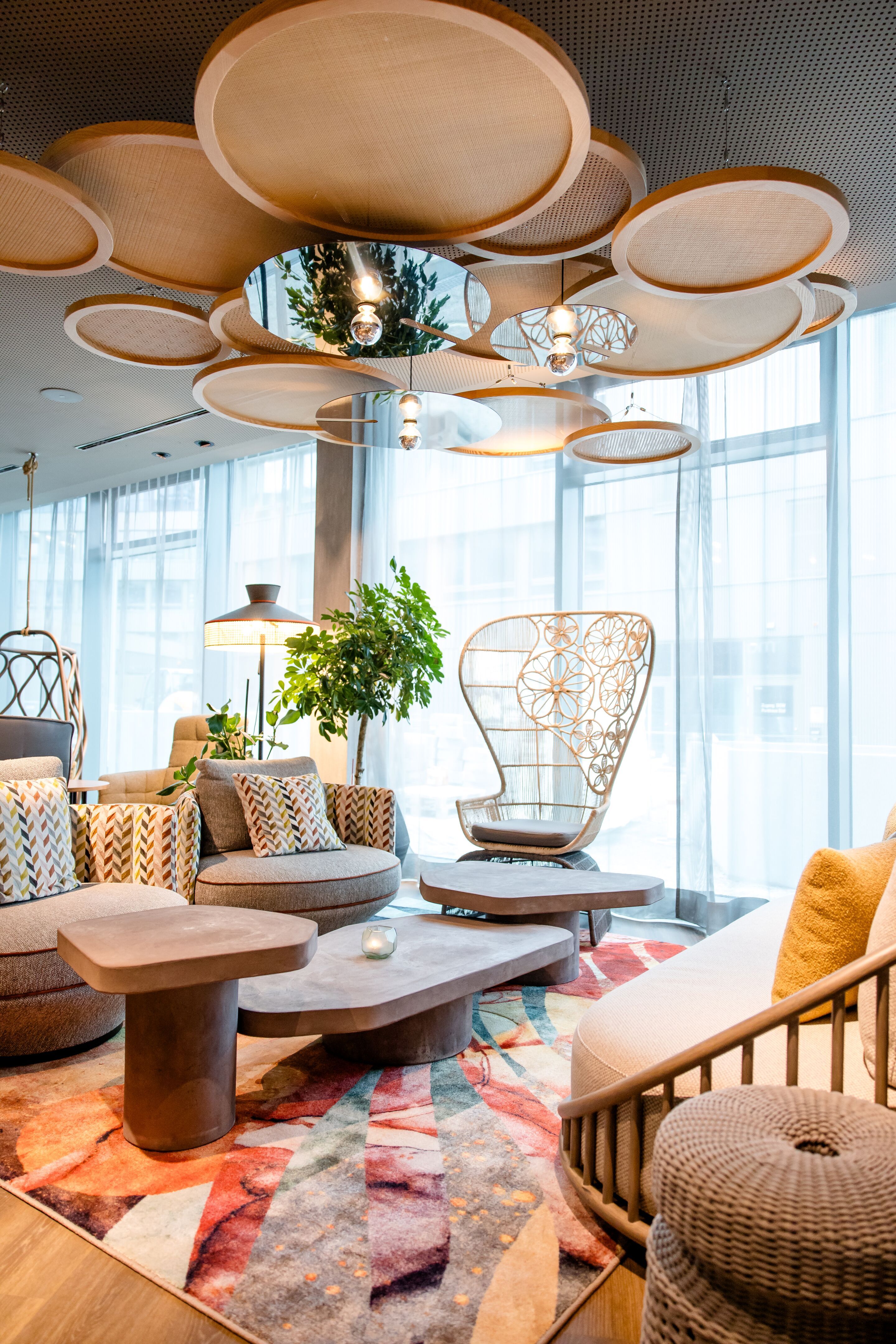 Hotel Vienna Donau City Motel One light-flooded lounge with several seating areas and floor-to-ceiling windows