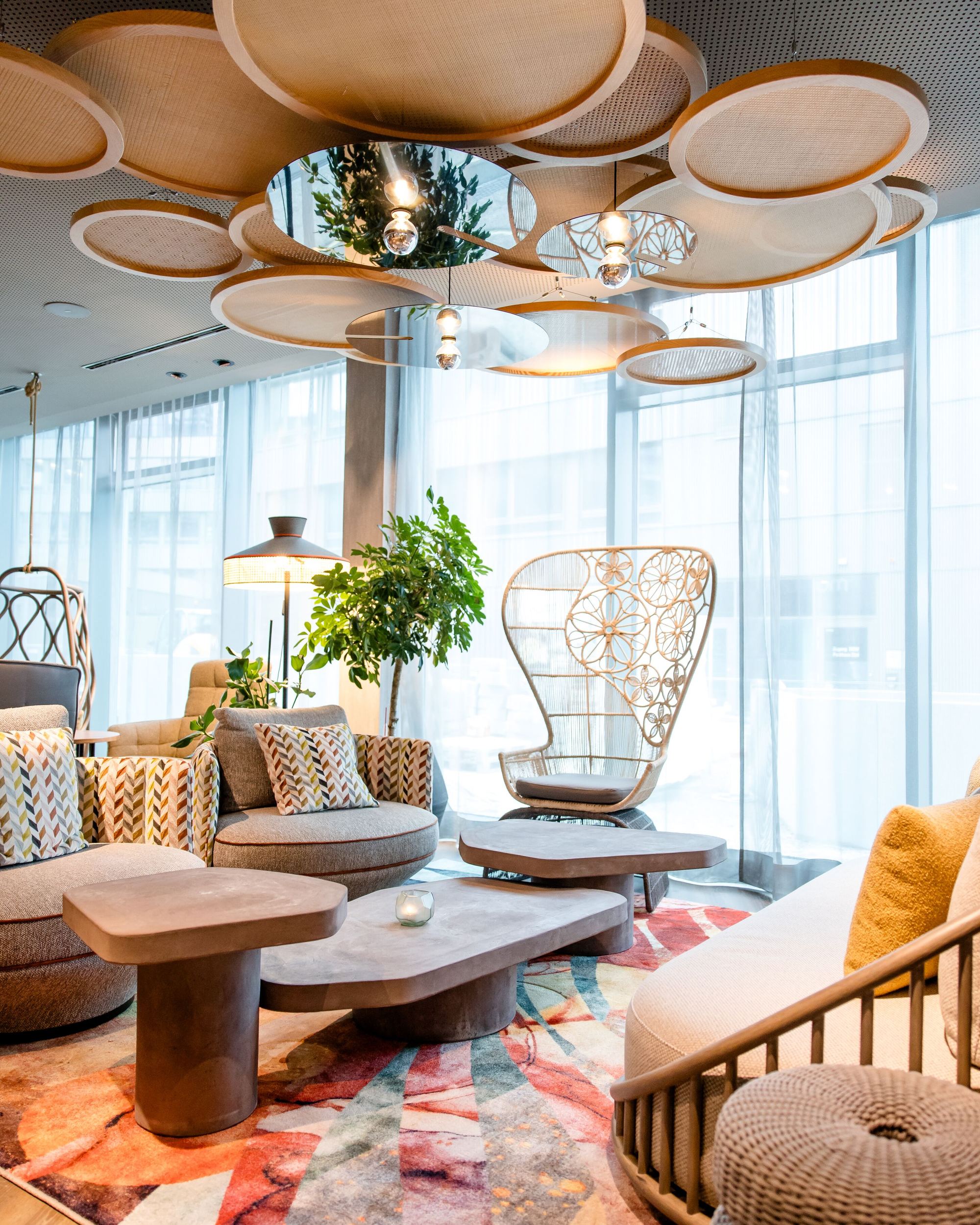 Hotel Wien Donau City Motel One lichtdurchflutete Lounge mit mehreren Sitzgelegenheiten und bodentiefe Fenster