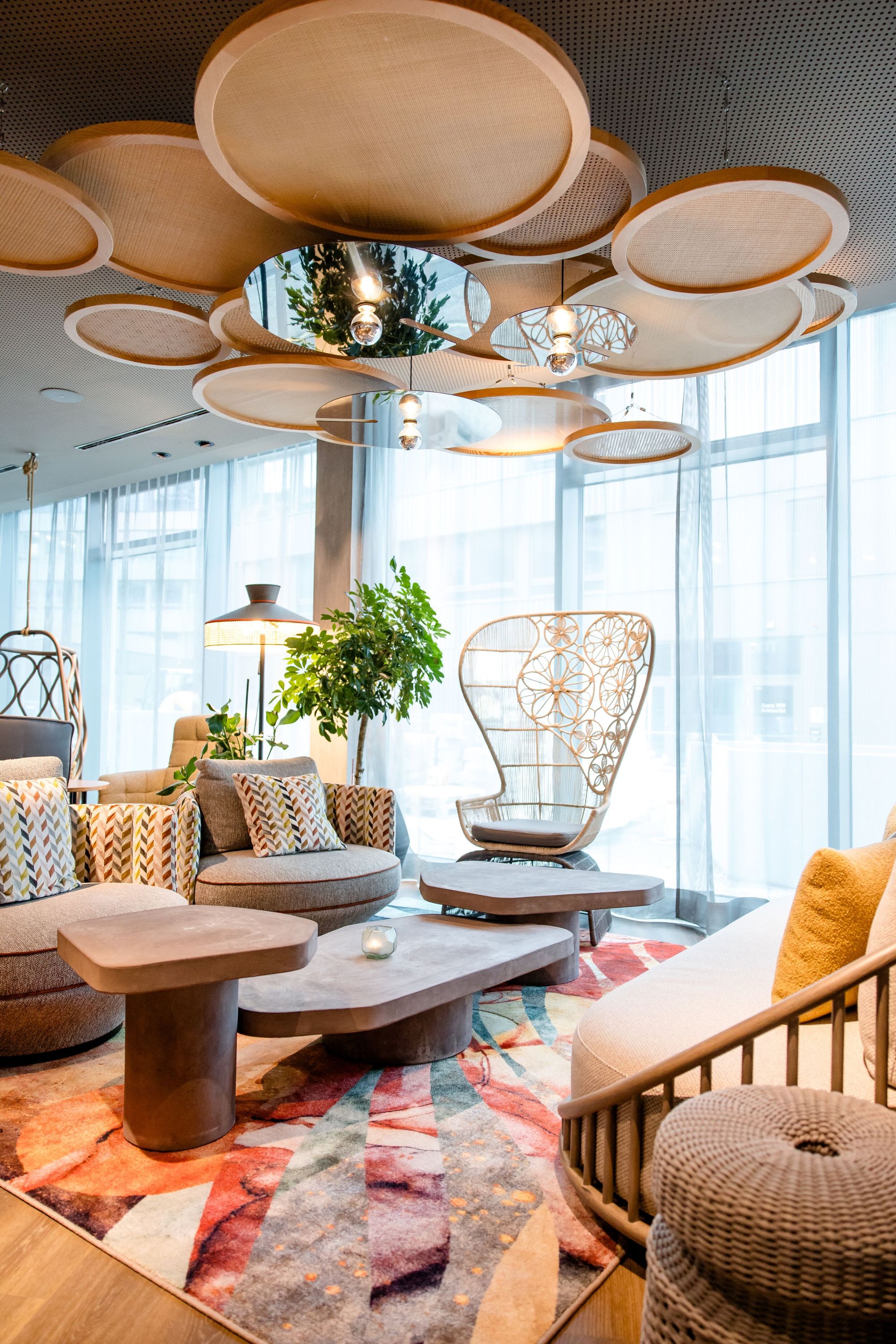 Hotel Wien Donau City Motel One lichtdurchflutete Lounge imt mehreren Sitzgelegenheiten und bodentiefe Fenster