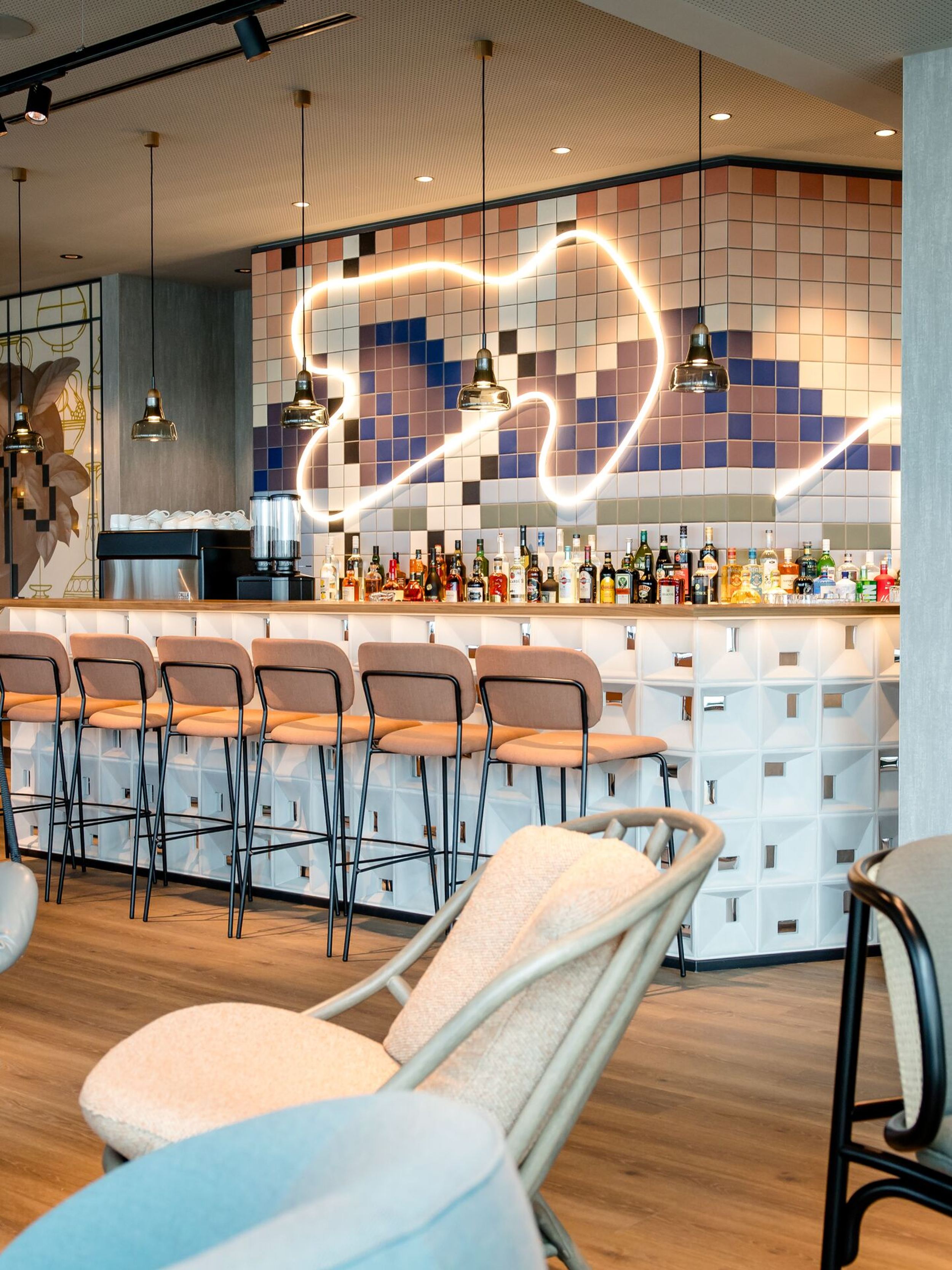 Hotel Wien Donau City Motel One lichtdurchfluteter Lounge und Barbereich mit großer Eckbar und mehreren Sitzgelegenheiten