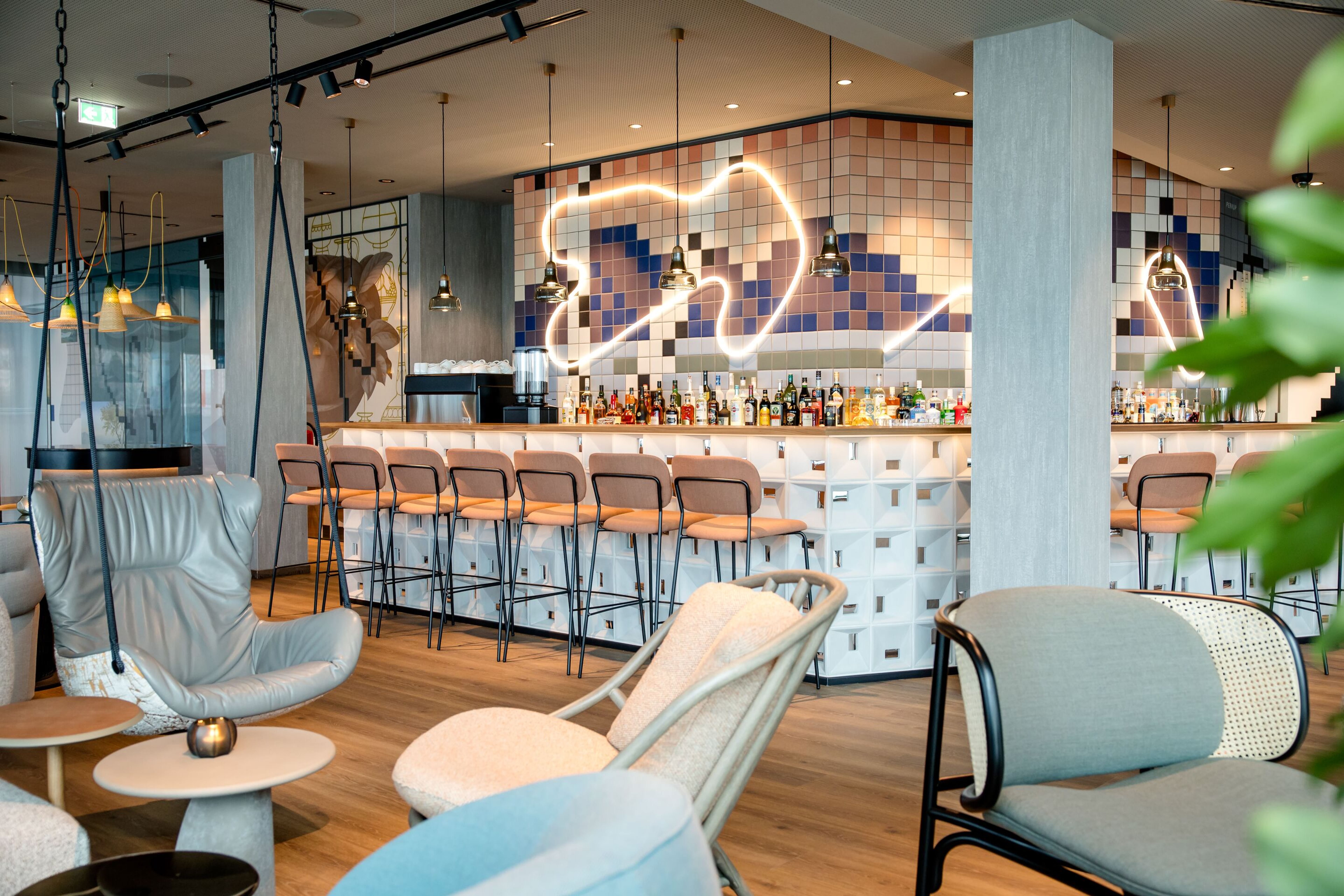 Hotel Wien Donau City Motel One lichtdurchfluteter Lounge und Barbereich mit großer Eckbar und mehreren Sitzgelegenheiten Hotel Wien Donau City Motel One lichtdurchfluteter Lounge und Barbereich mit großer Eckbar und mehreren Sitzgelegenheiten