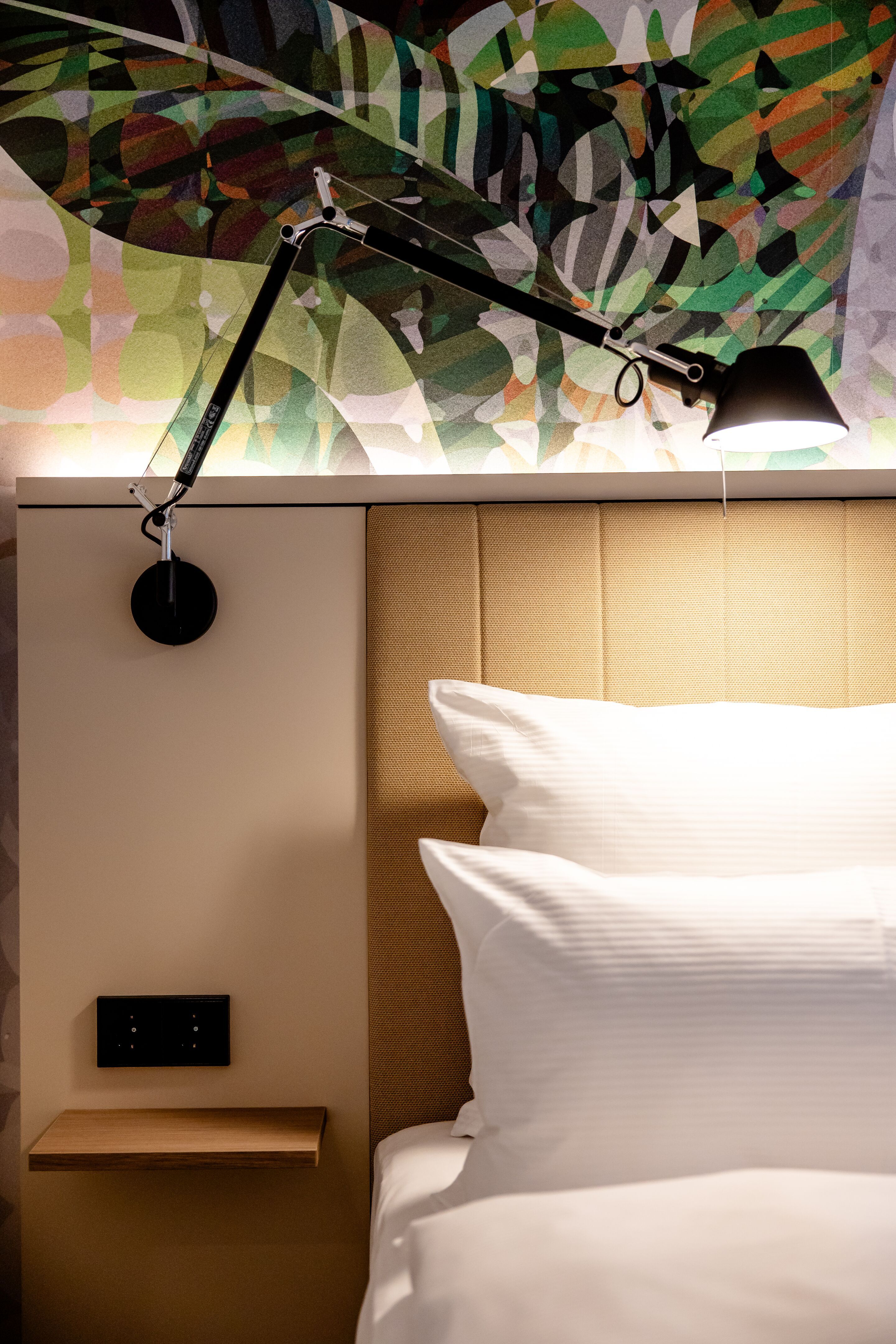 Hotelzimmer Wien Donau City Motel One Nahaufnahme auf Kopfteil eines Doppelbettes