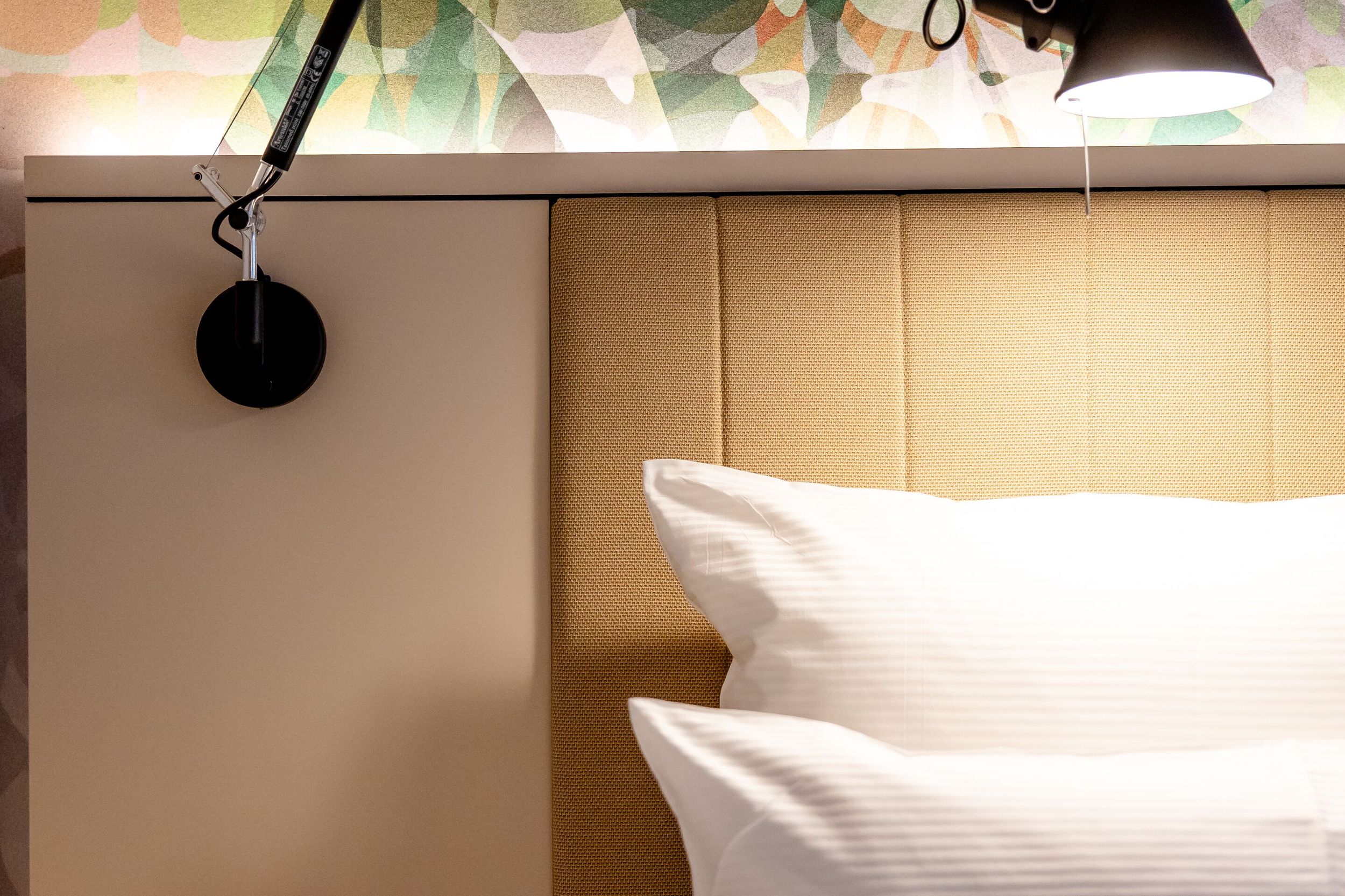 Hotelzimmer Wien Donau City Motel One Nahaufnahme auf Kopfteil eines Doppelbettes