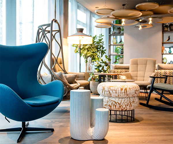 Hotel Wien Donau City Motel One lichtdurchflutete Lounge mit Egg Chair
