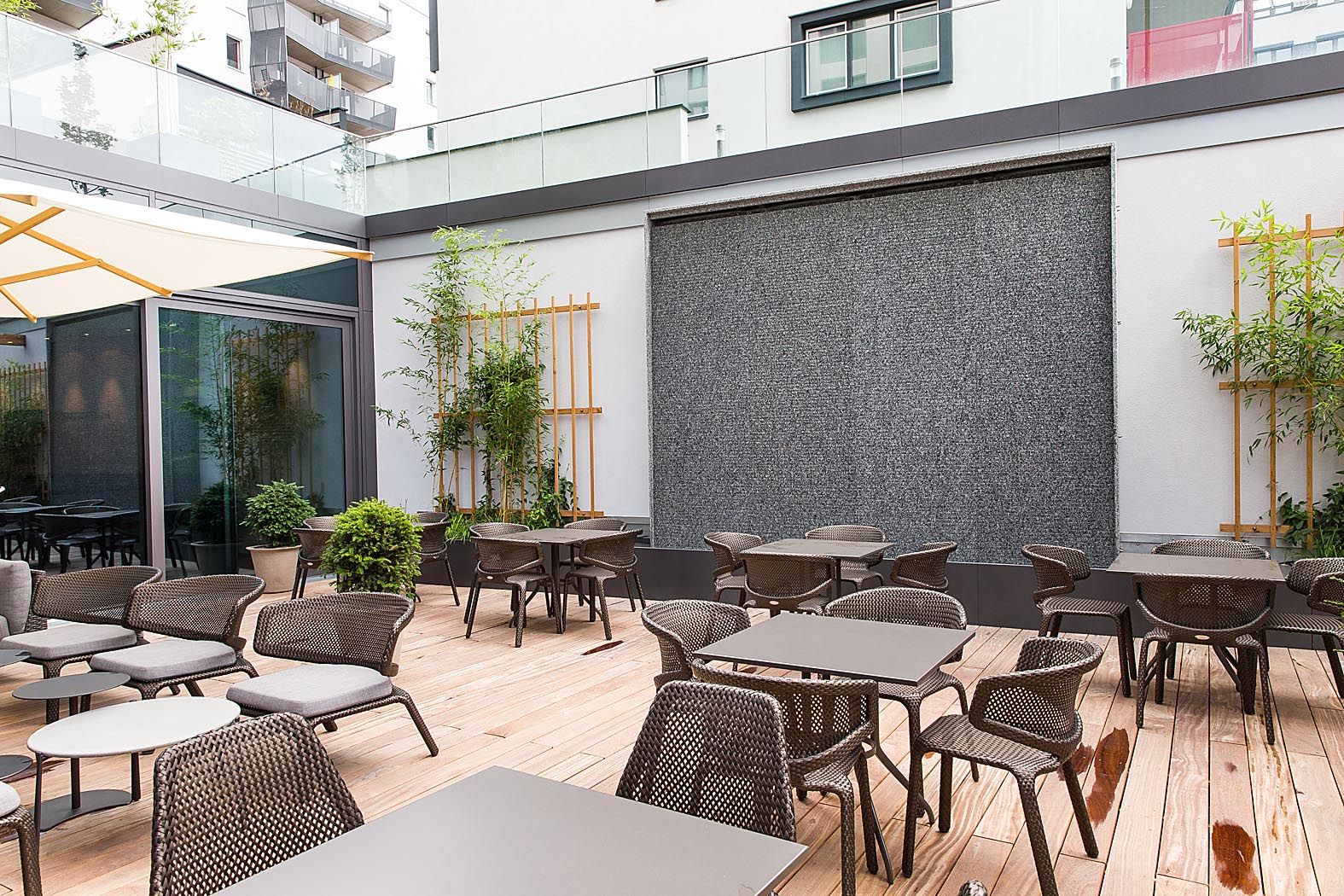 Designhotel Wien Hauptbahnhof Motel One Außenbereich mit Sitzmöglichkeiten